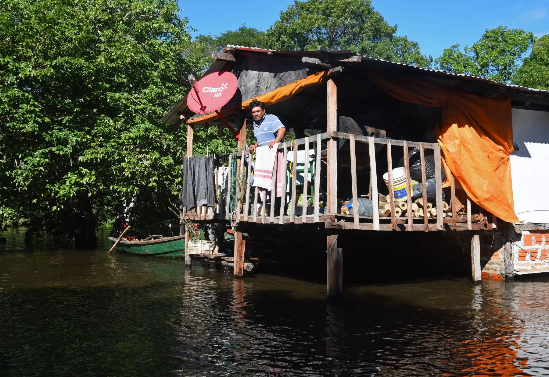 El desbordamiento del río Paraguay, ubicado entre los limites de Paraguay y Argentina, ha causado la evacuación de miles de familias de Formosa. Un estimado calcula que al menos 3.000 personas han abandonado sus casas que se encuentran inundadas. Foto: AFP