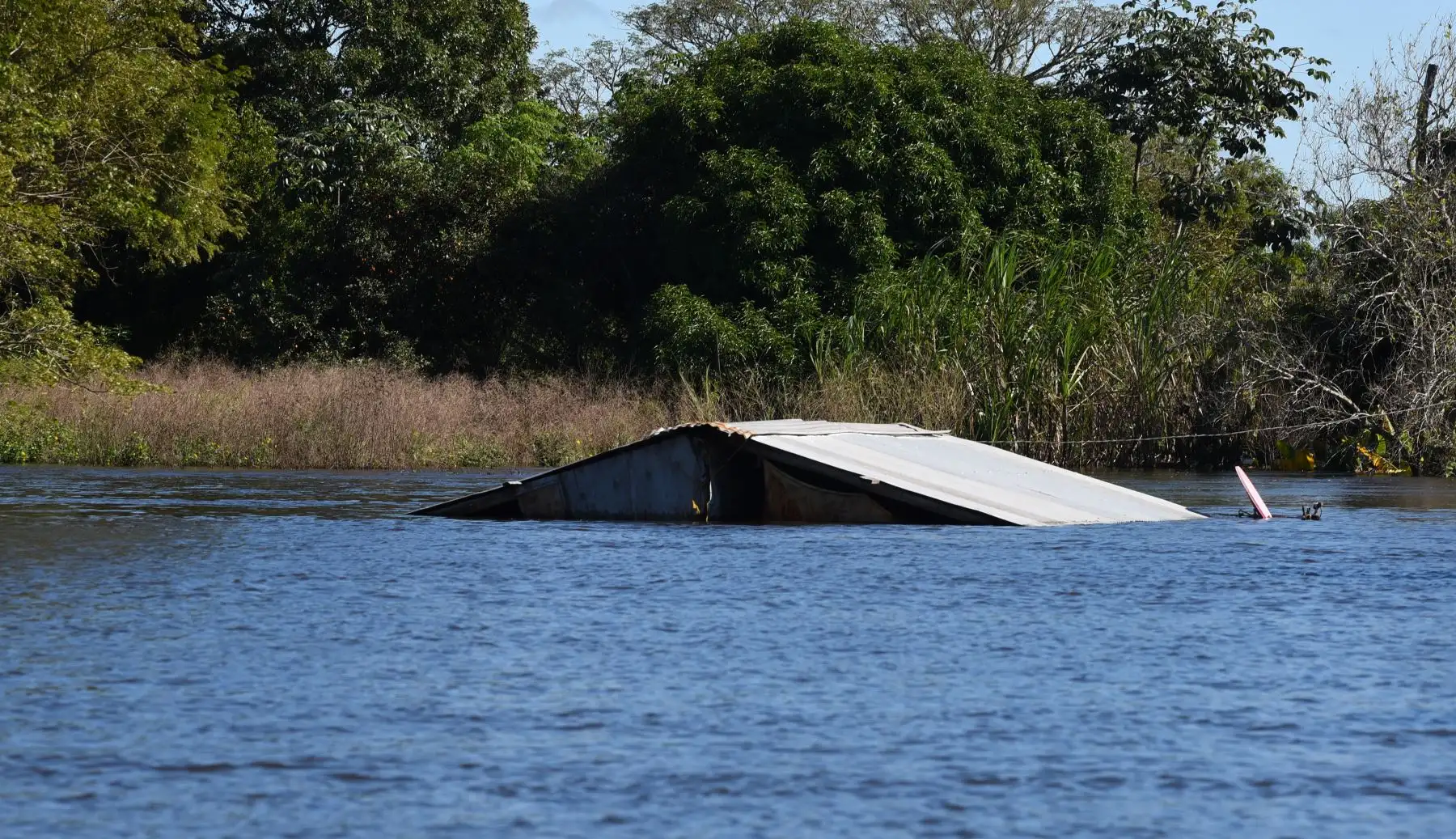 El desbordamiento del río Paraguay, ubicado entre los limites de Paraguay y Argentina, ha causado la evacuación de miles de familias de Formosa. Un estimado calcula que al menos 3.000 personas han abandonado sus casas que se encuentran inundadas. Foto: AFP