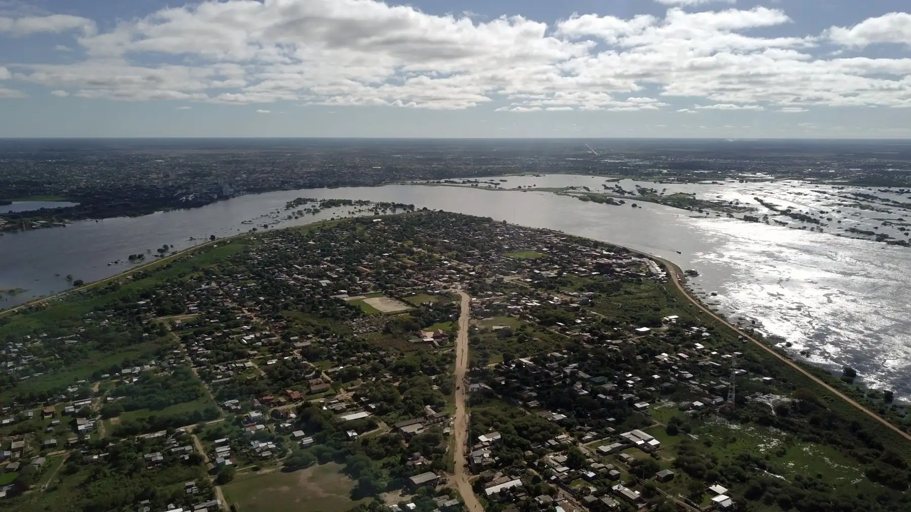 El desbordamiento del río Paraguay, ubicado entre los limites de Paraguay y Argentina, ha causado la evacuación de miles de familias de Formosa. Un estimado calcula que al menos 3.000 personas han abandonado sus casas que se encuentran inundadas. Foto: AFP