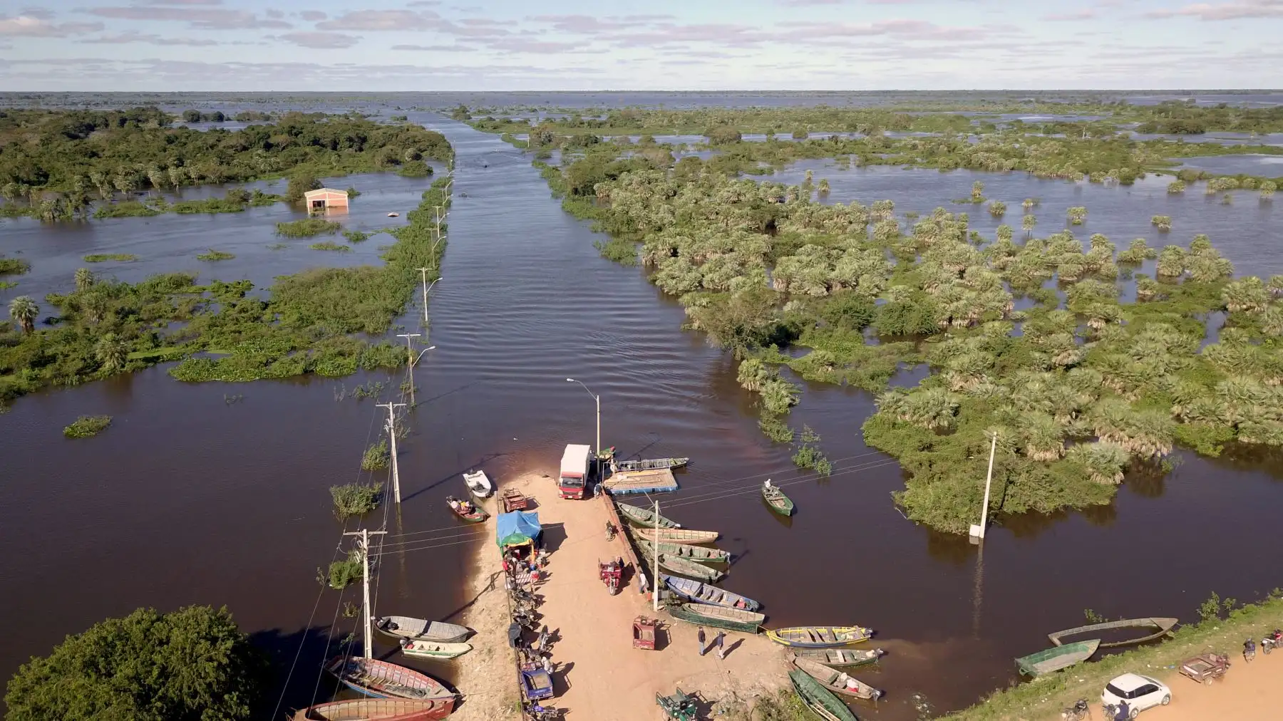 El desbordamiento del río Paraguay, ubicado entre los limites de Paraguay y Argentina, ha causado la evacuación de miles de familias de Formosa. Un estimado calcula que al menos 3.000 personas han abandonado sus casas que se encuentran inundadas. Foto: AFP