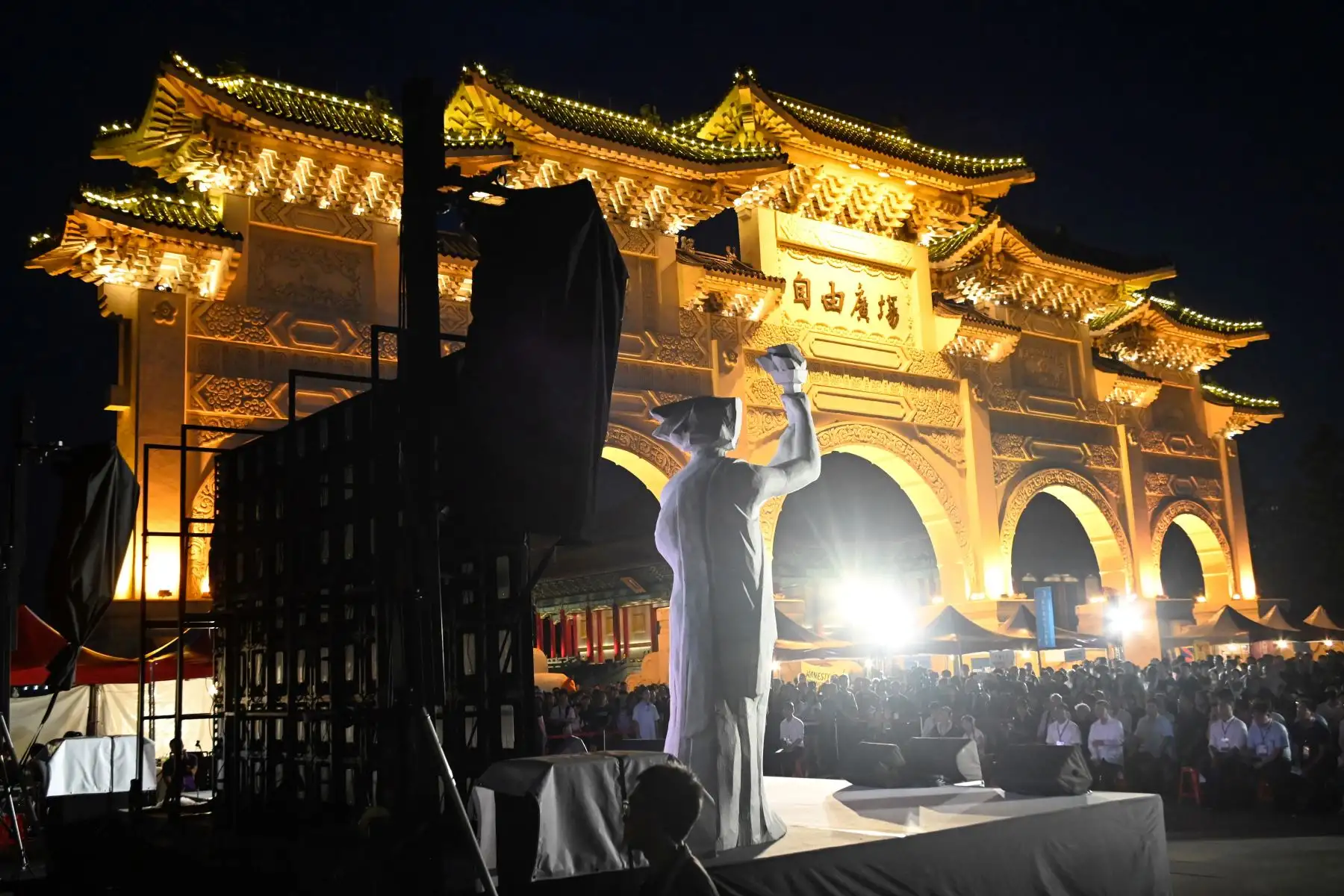 La gente asiste a una vigilia en el Salón Conmemorativo de Chiang Kai-shek en Taipei, para conmemorar el 30 aniversario de la represión de Tiananmen. Foto: AFP