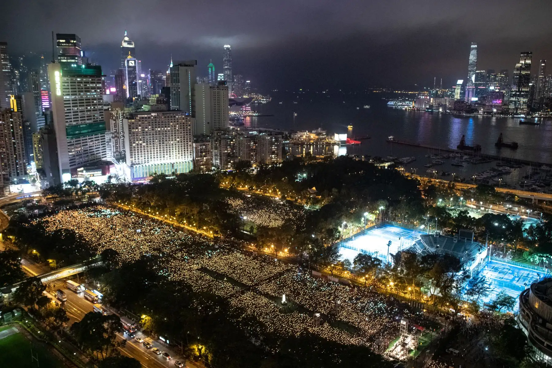 Vigilia con velas en el Victoria Park en Hong Kong para conmemorar el 30 aniversario de la represión de Tiananmen. Foto: AFP