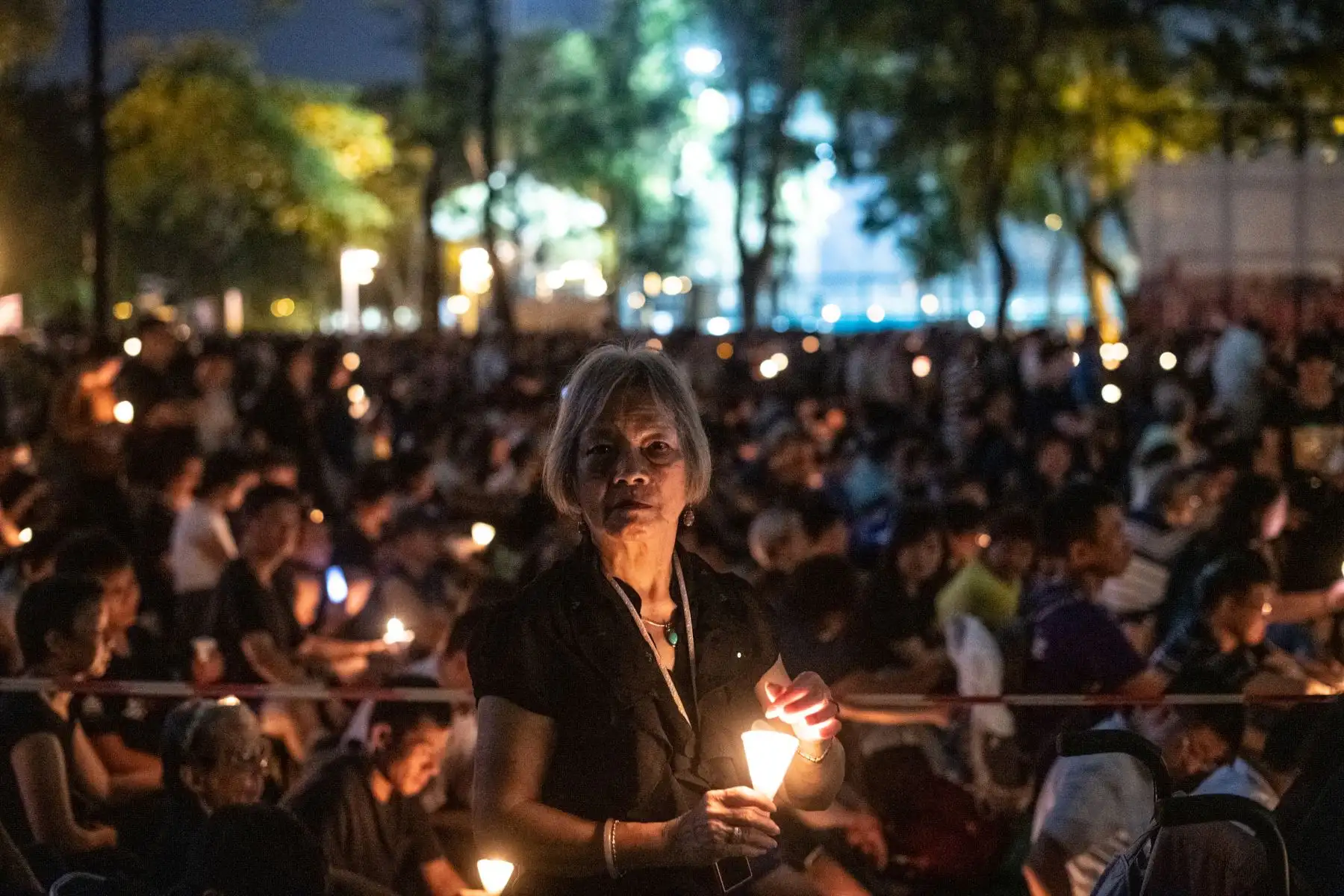 Una mujer sostiene una vela durante una vigilia en el Victoria Park en Hong Kong. Foto: AFP