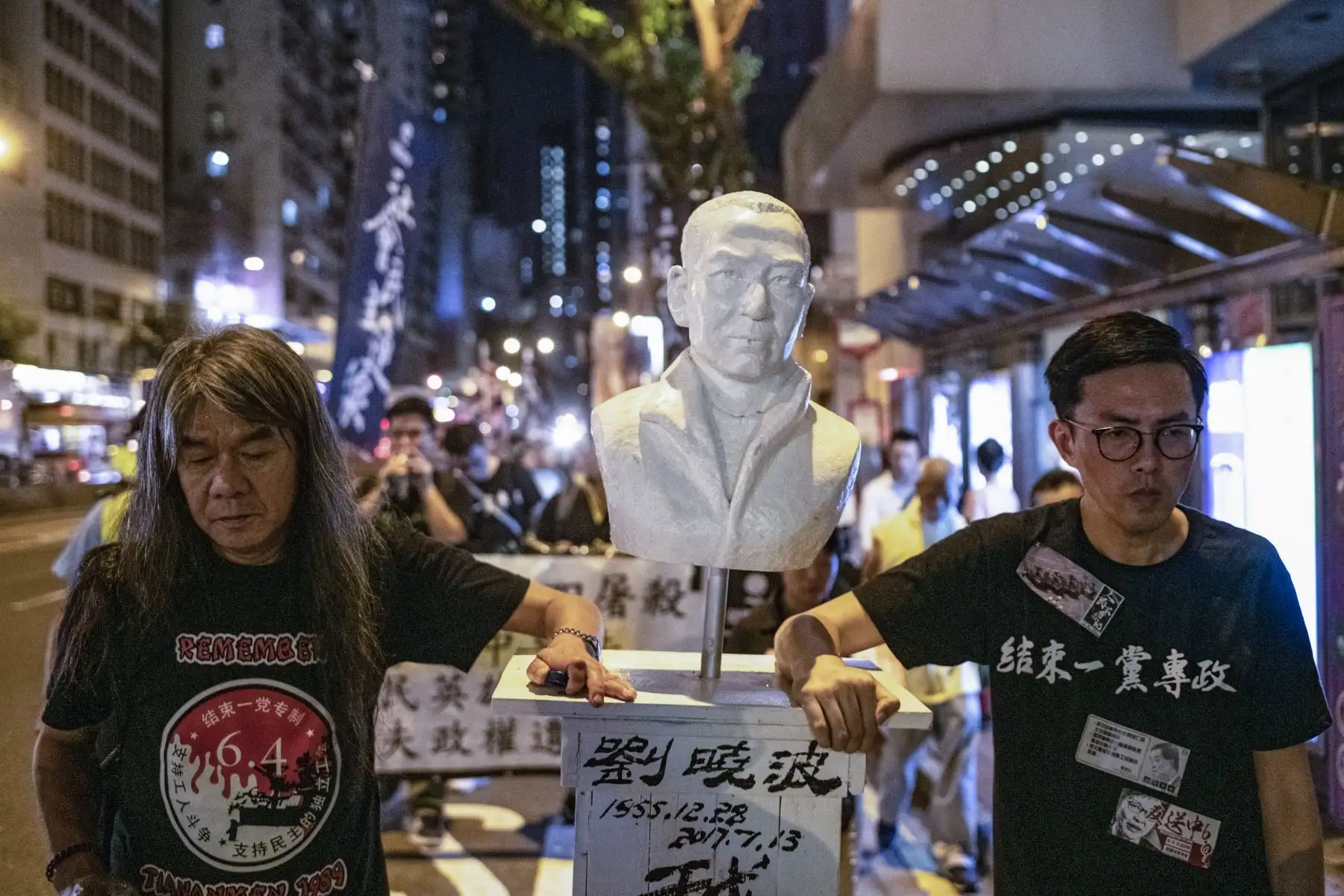 Activistas a favor de la democracia llevan la estatua del difunto ganador del premio Nobel chino Liu Xiaobo durante una marcha de protesta en Hong Kong. Foto: AFP