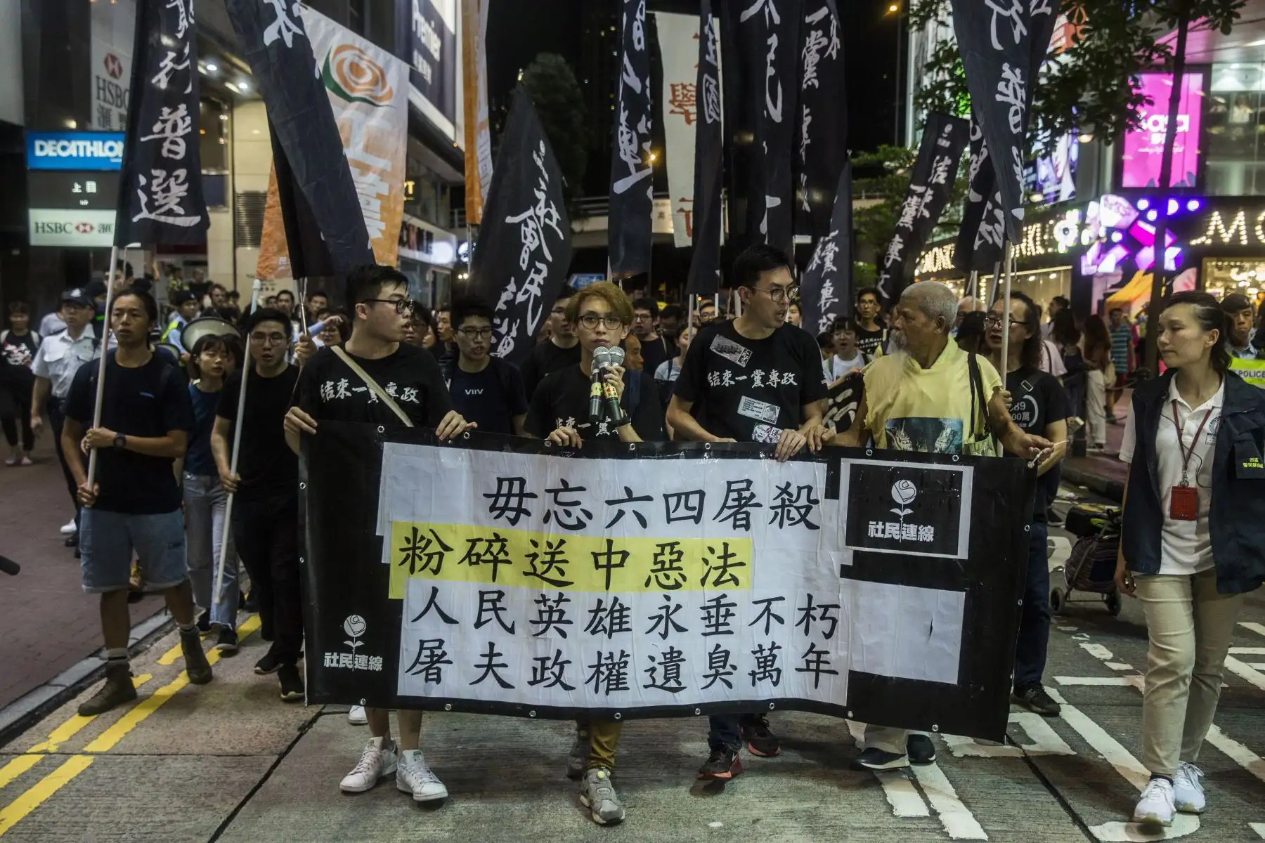Activistas a favor de la democracia participan de una marcha de protesta en Hong Kong al conmemorarse el 30 aniversario de Tiananmen. Foto: AFP. Foto: AFP