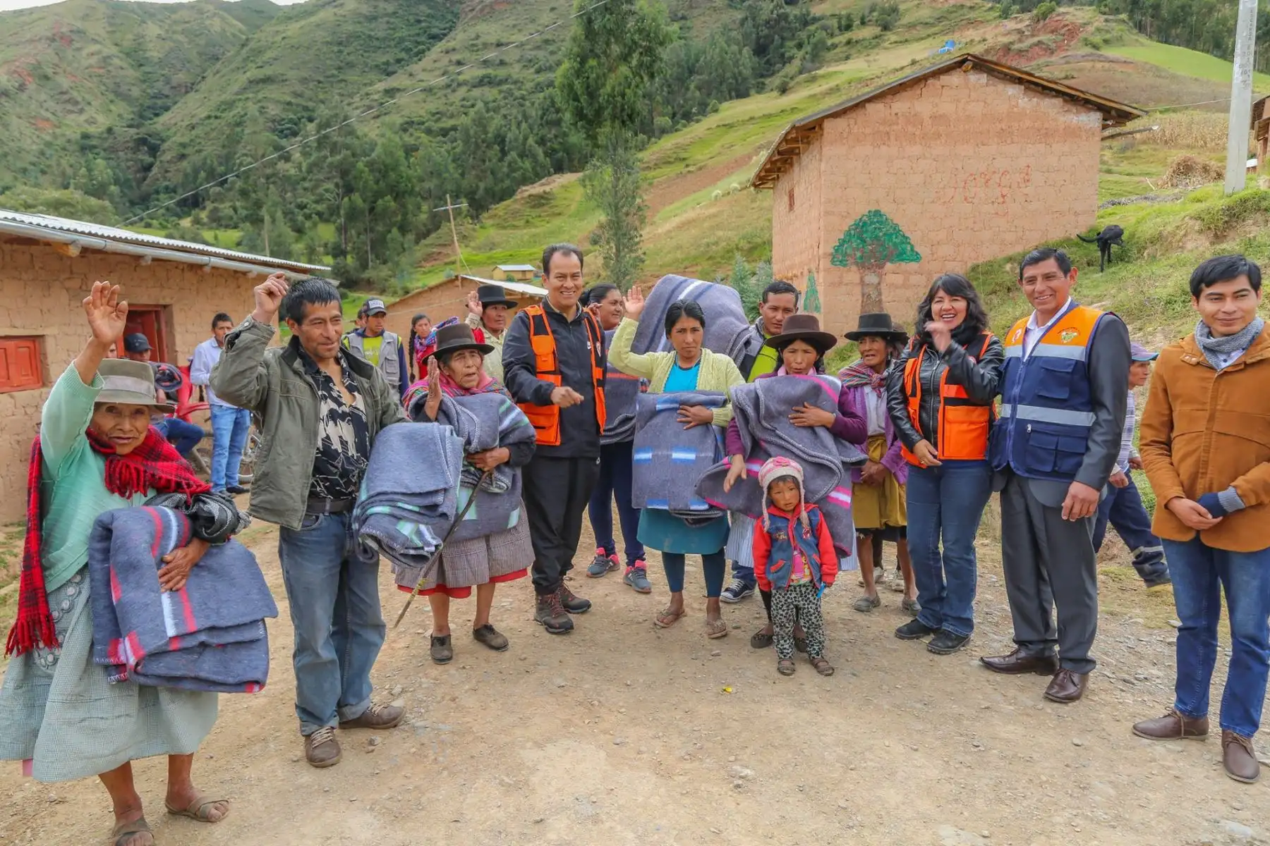 Entregan ayuda humanitaria a afectados por las bajas temperaturas en comunidades rurales de Ayacucho. ANDINA/Difusión