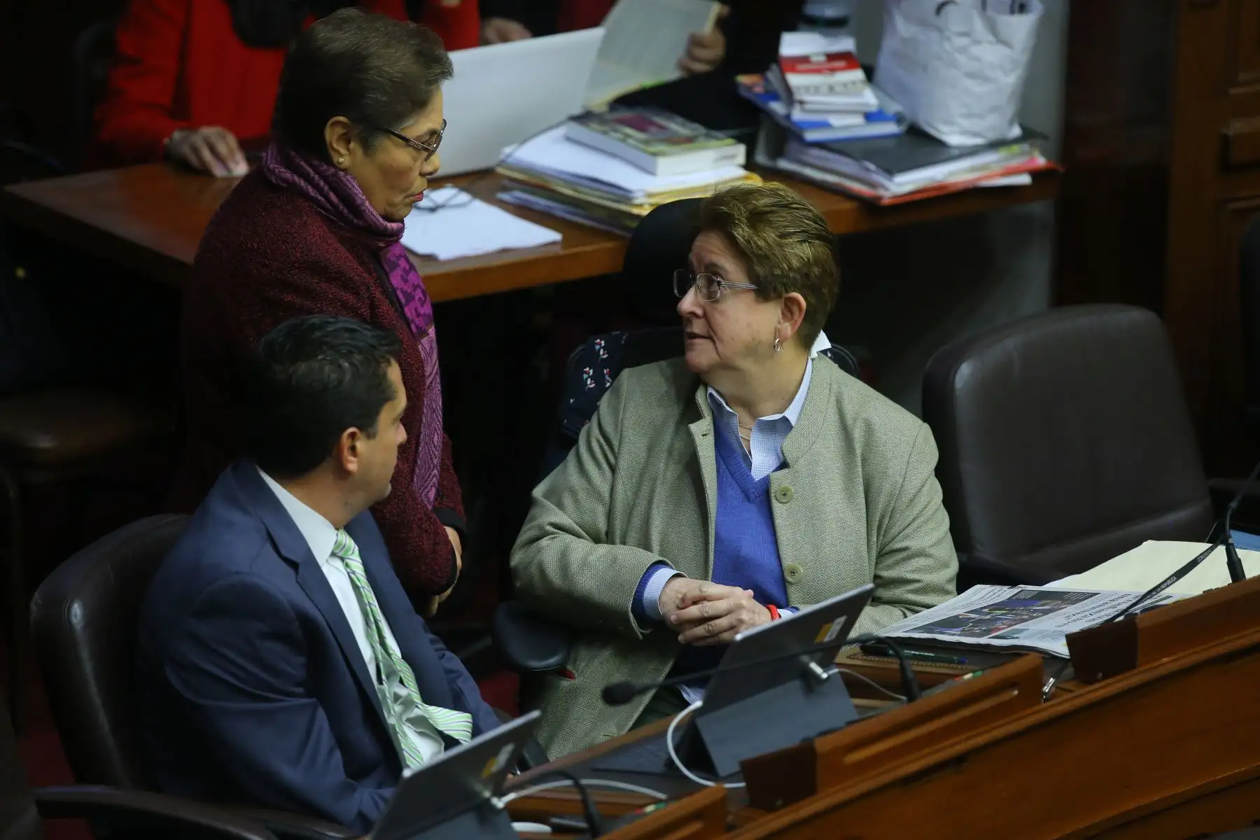 Congresista Luz Salgado y Lourdes Alcorta dialogan y coordinan previo a la reanudación  del debate por cuestión de confianza en el Congreso.
Foto: ANDINA/Vidal Tarqui