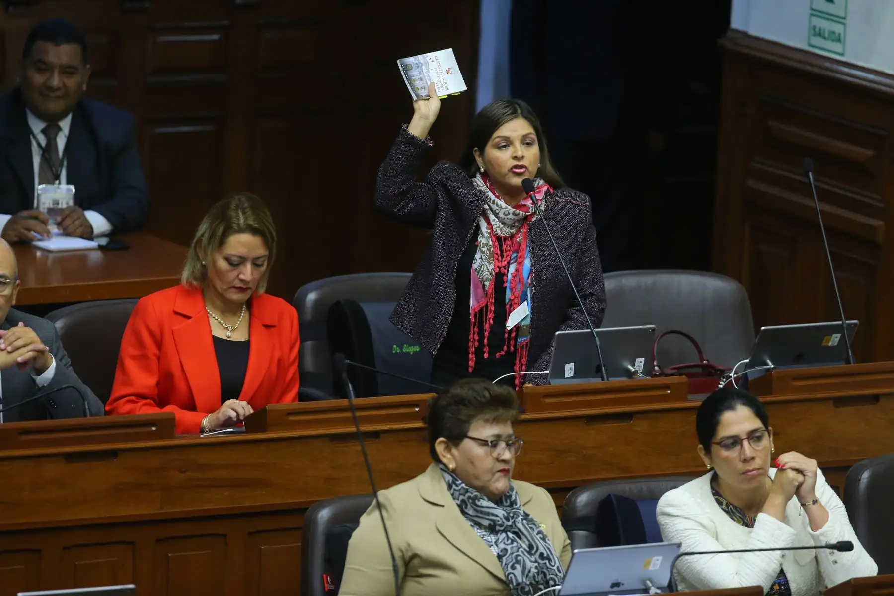 Congresista Karina Beteta de la bancada Fuerza Popular interviene en el debate sobre la cuestión de confianza en el Congreso de la República. Foto: ANDINA/Vidal Tarqui
