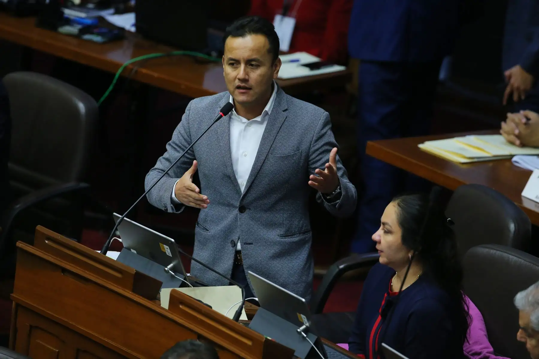 Congresista Richard Acuña de la bancada Alianza para el Progreso interviene en el debate sobre la cuestión de confianza en el Congreso de la República. Foto: ANDINA/Vidal Tarqui