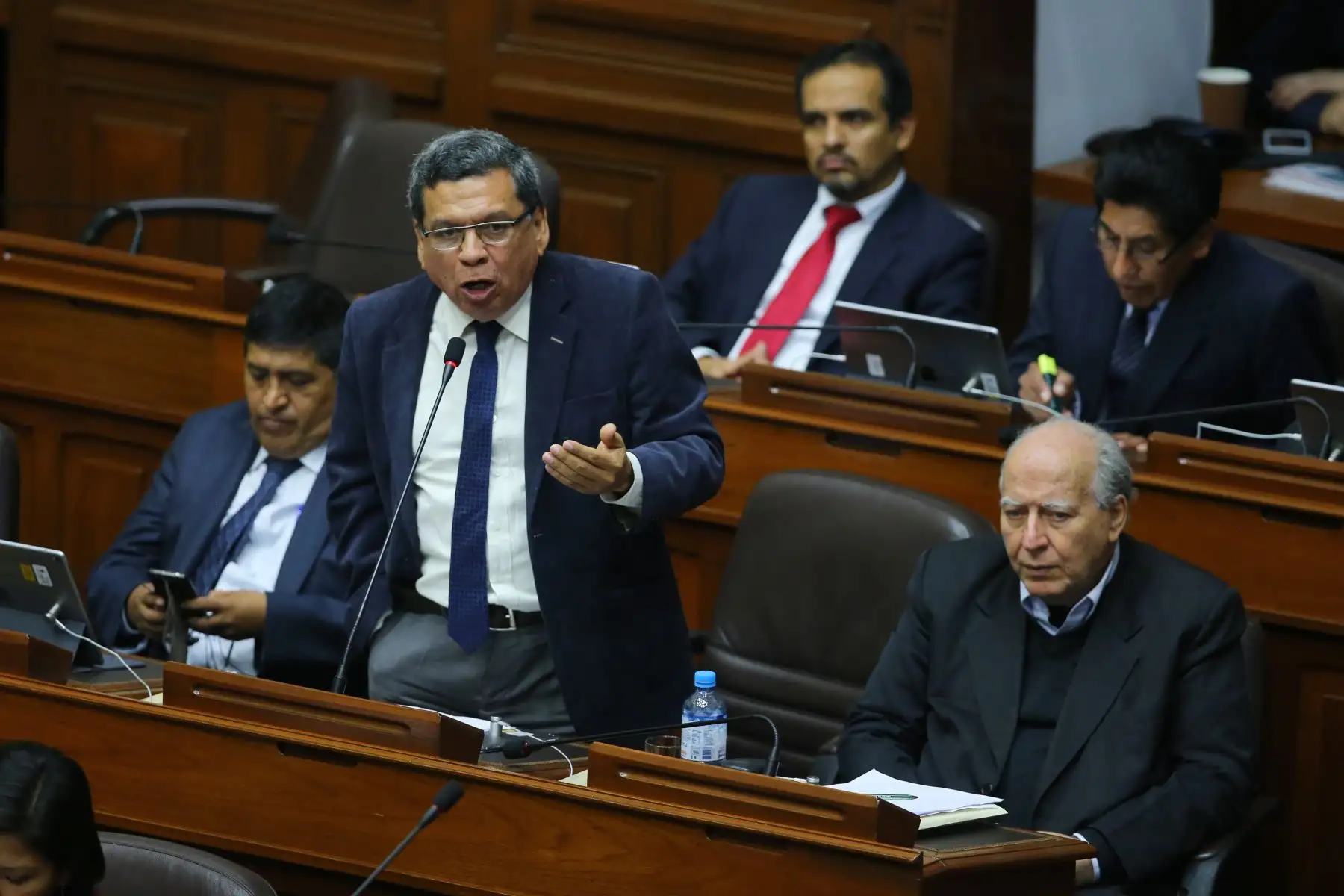 Congresista Hernando Ceballos  interviene en el debate sobre la cuestión de confianza en el Congreso de la República. Foto: ANDINA/Vidal Tarqui