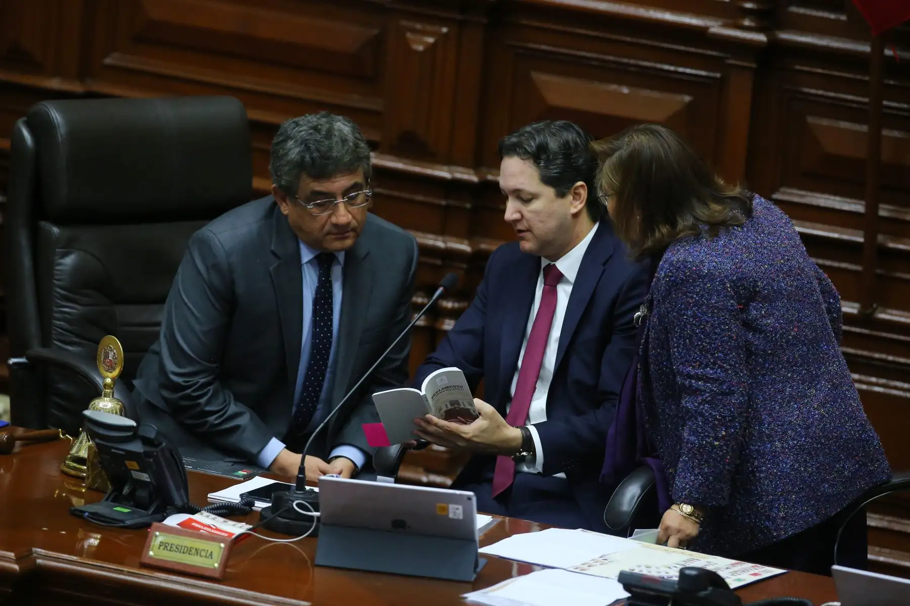 Congresista Juan Sheput y Daniel Salaverry dialogan durante el debate sobre la cuestión de confianza en el Congreso de la República. Foto: ANDINA/Vidal Tarqui