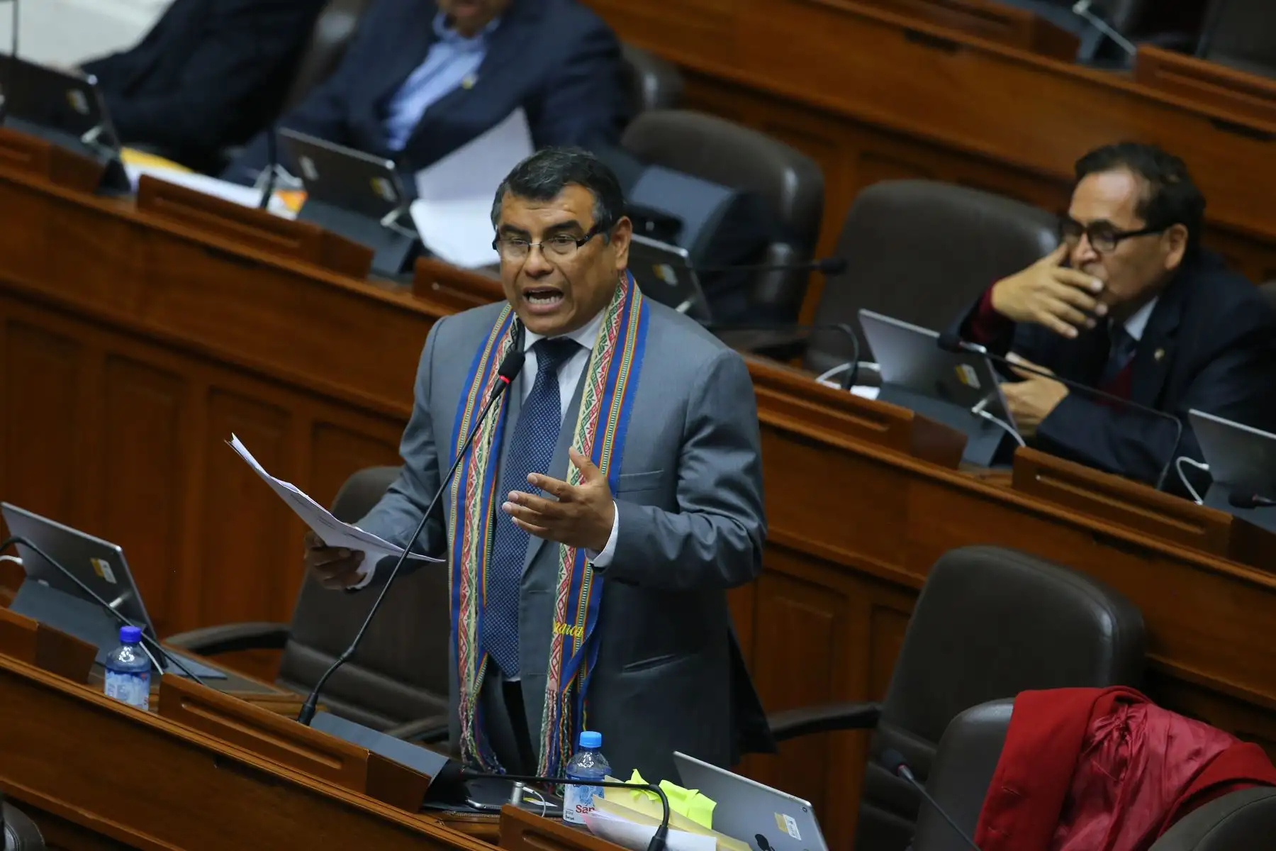 Congresista Edgard Ochoa interviene en el debate sobre la cuestión de confianza en el Congreso de la República. Foto: ANDINA/Vidal Tarqui