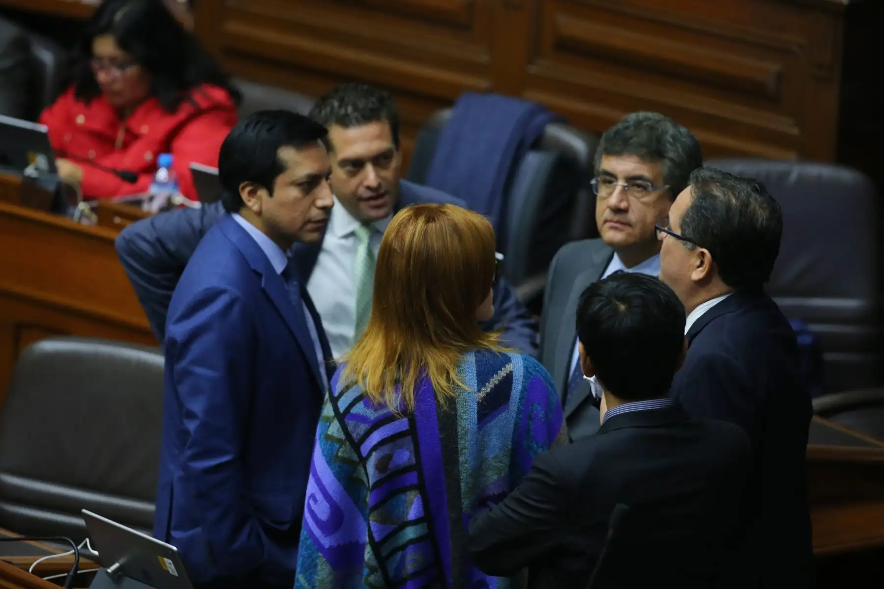 Congresista de diversas bancada de Fuerza popular , Peruanos por el Kambio y Alianza para el Progreso dialogan durante el debate sobre la cuestión de confianza en el Congreso de la República. Foto: ANDINA/Vidal Tarqui