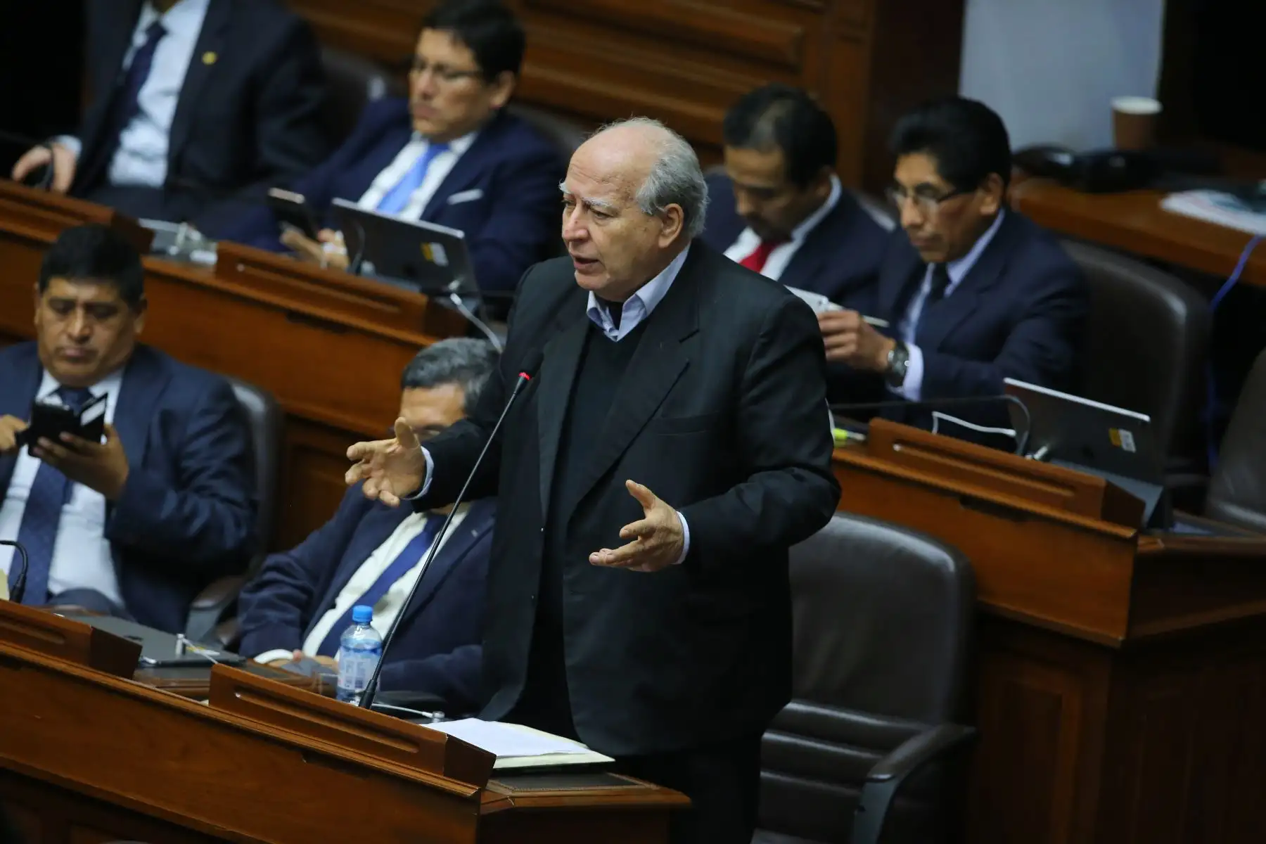 Congresista Manuel Danmert interviene en el debate sobre la cuestión de confianza en el Congreso de la República. Foto: ANDINA/Vidal Tarqui