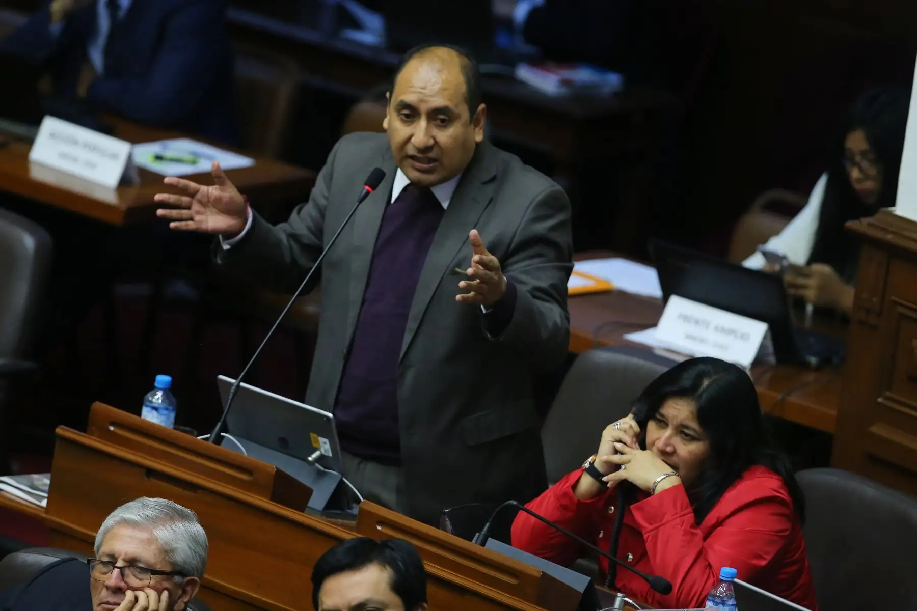 Congresista Richard Arce interviene en el debate sobre la cuestión de confianza en el Congreso de la República. Foto: ANDINA/Vidal Tarqui