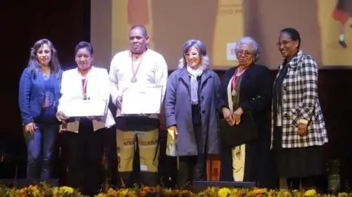 Ministra de Cultura, Ulla Holmquist Pachas, con líderes de la cultura afroperuana.