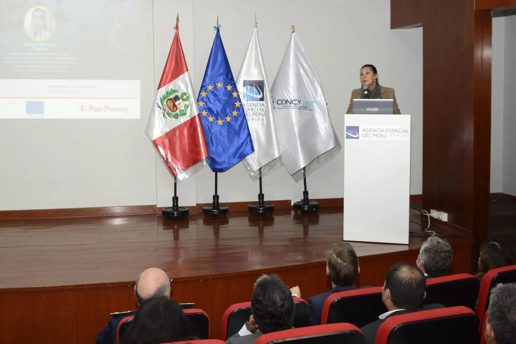 La presidenta del Concytec, Fabiola León-Velarde