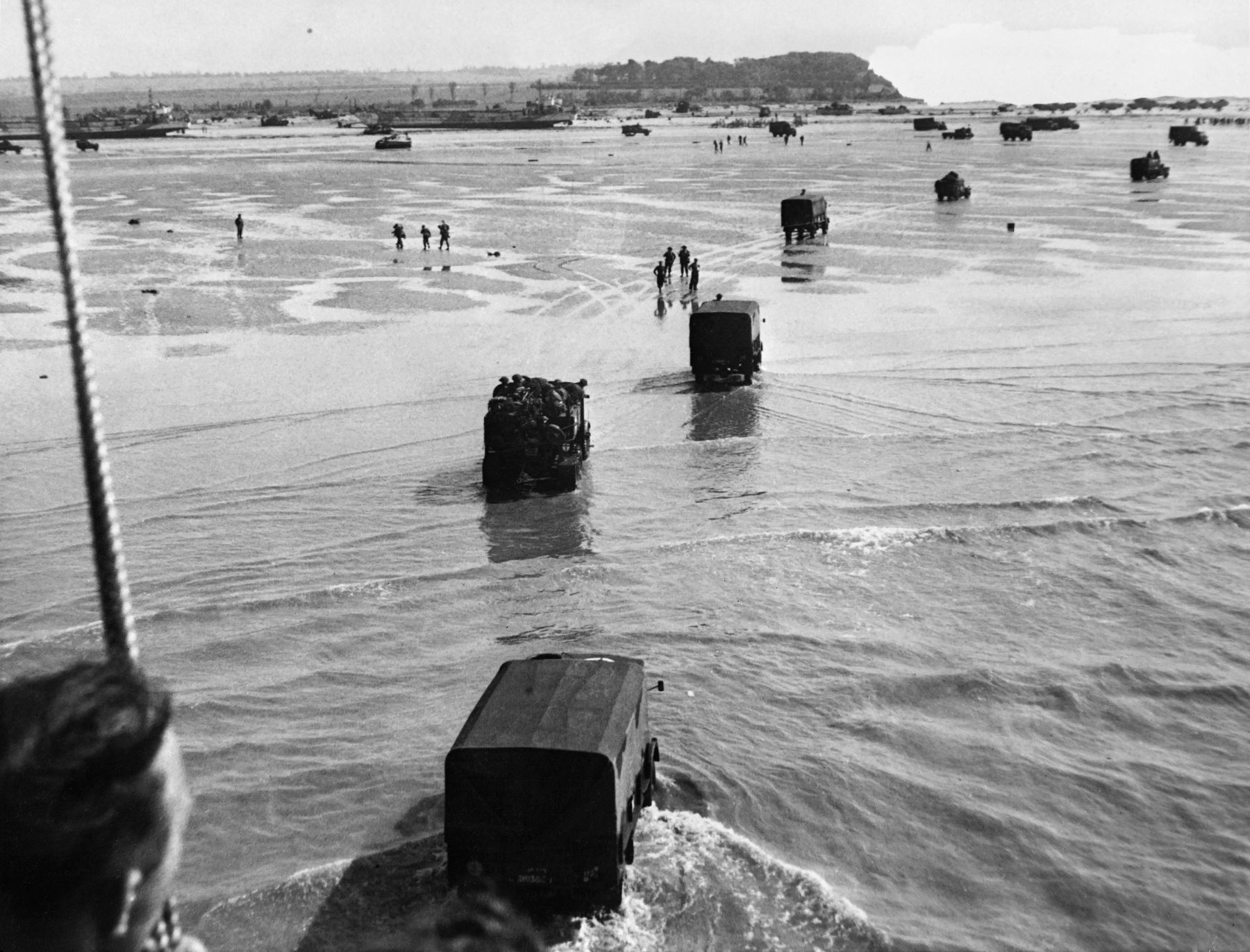 Las tropas aliadas desembarcan  durante el Día D del 6 de junio de 1944, después de que las fuerzas aliadas asaltaron las playas de Normandía. El día D, 6 de junio de 1944, sigue siendo una de las batallas más desgarradoras y consecuentes del mundo, ya que el desembarco aliado en Normandía condujo a la liberación de Francia, que marcó el punto de inflexión en el teatro occidental de la Segunda Guerra Mundial.
Foto:AFP