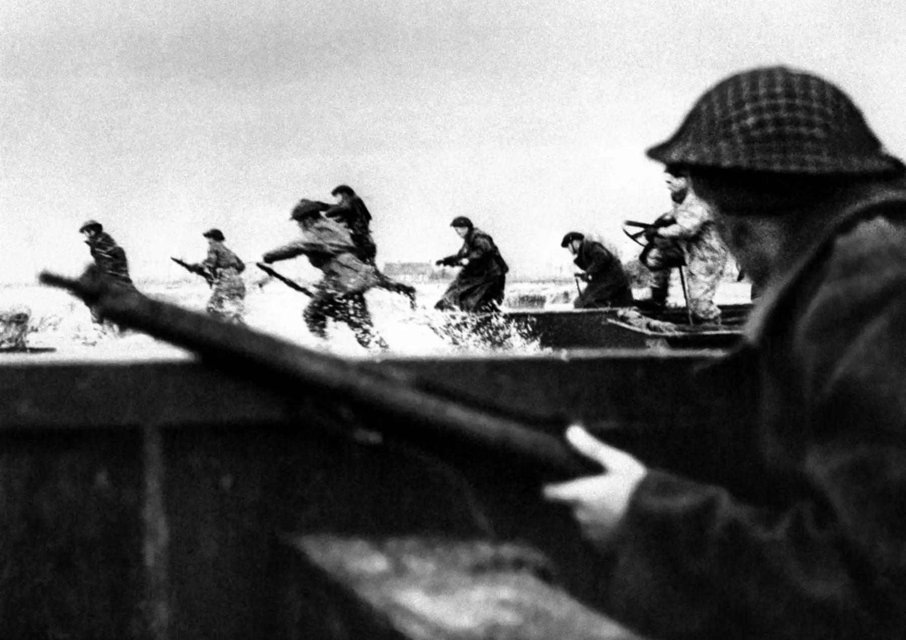 Los soldados canadienses aterrizan en la playa de Courseulles en Normandía, el 6 de junio de 1944, cuando las fuerzas aliadas asaltan las playas de Normandía en el Día D. El día D, 6 de junio de 1944, sigue siendo una de las batallas más desgarradoras y consecuentes del mundo, ya que el desembarco aliado en Normandía condujo a la liberación de Francia, que marcó el punto de inflexión en el teatro occidental de la Segunda Guerra Mundial. 
Foto:AFP.