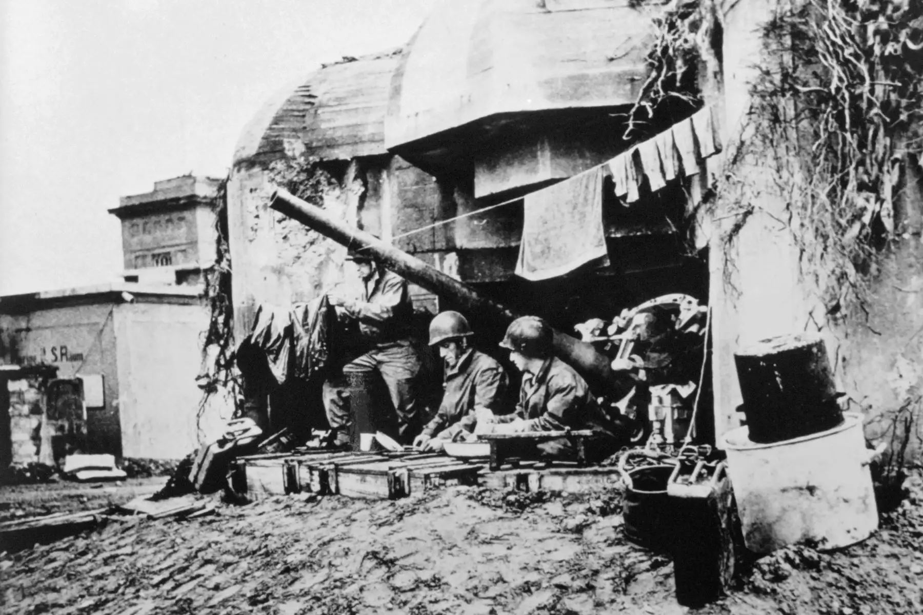 Los soldados estadounidenses se secan la ropa en junio de 1944 en un búnker alemán en la línea de frente de Normandía después de que las fuerzas aliadas asaltaron las playas de Normandía durante el Día D. El día D, 6 de junio de 1944, sigue siendo una de las batallas más desgarradoras y consecuentes del mundo, ya que el desembarco aliado en Normandía condujo a la liberación de Francia, que marcó el punto de inflexión en el teatro occidental de la Segunda Guerra Mundial.
Foto:AFP.