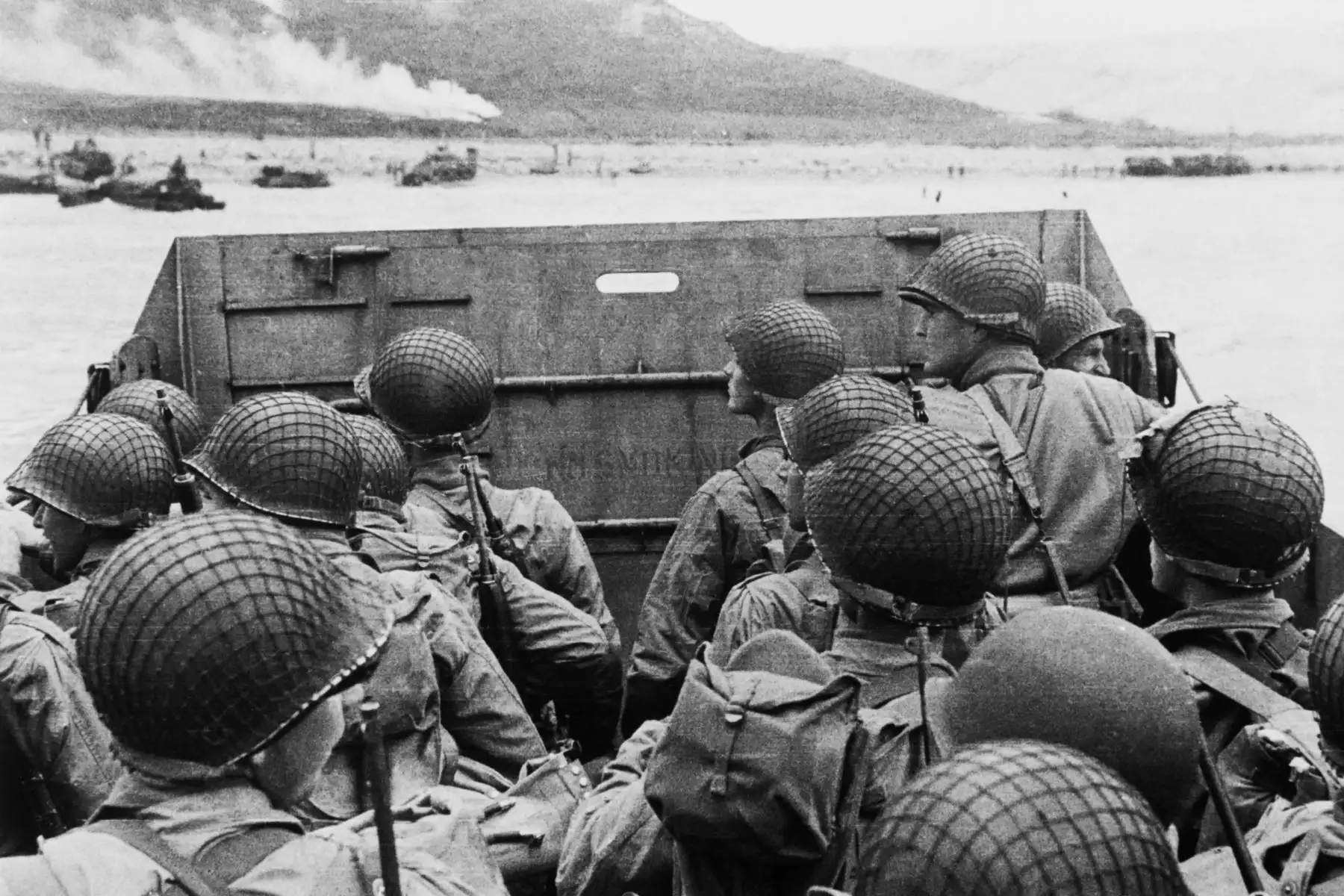 Las tropas de asalto estadounidenses en una lancha de desembarco se amontonan detrás del escudo el 6 de junio de 1944 que se aproxima a la playa de Utah mientras las fuerzas aliadas asaltan las playas de Normandía en el Día D. El día D, 6 de junio de 1944, sigue siendo una de las batallas más desgarradoras y consecuentes del mundo, ya que el desembarco aliado en Normandía condujo a la liberación de Francia, que marcó el punto de inflexión en el teatro occidental de la Segunda Guerra Mundial. 
Foto:AFP