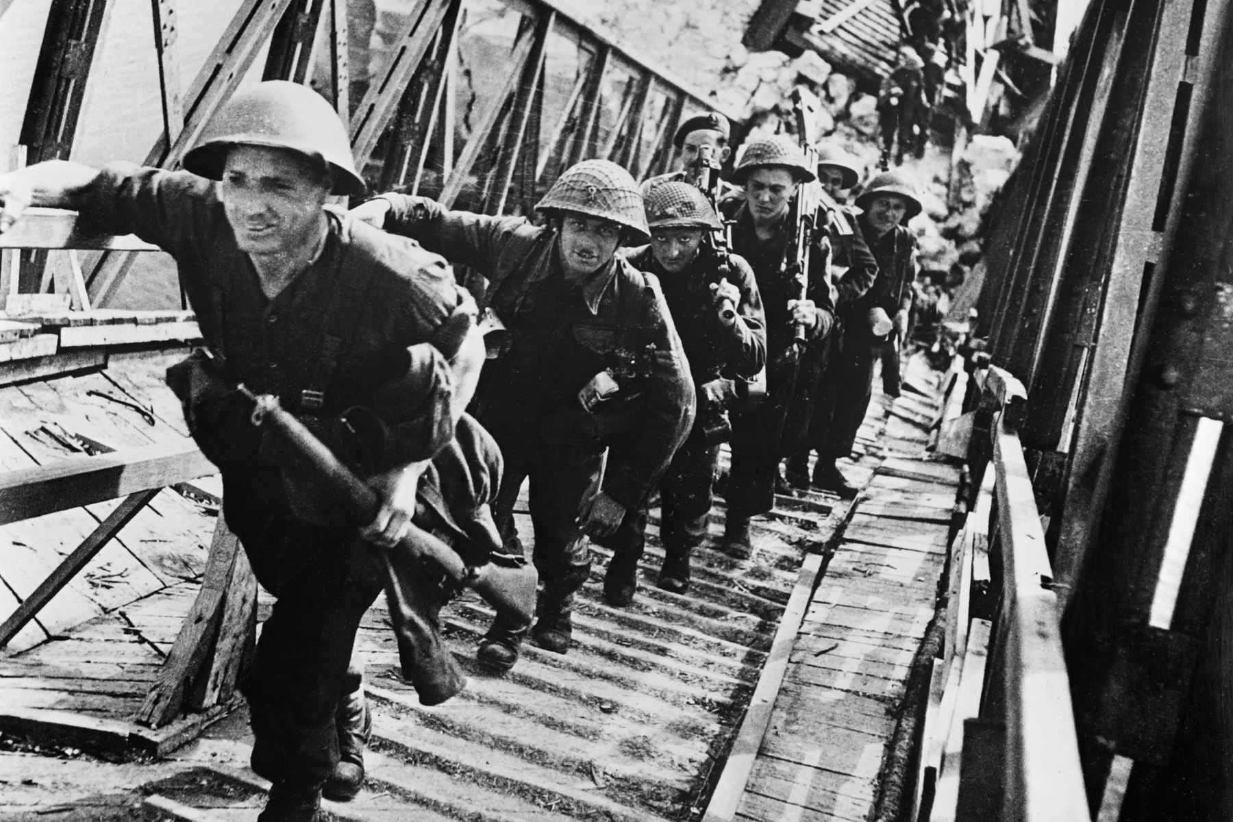 Imagen tomada en junio de 1944 que muestra a los soldados británicos de las fuerzas aliadas durante la operación de aterrizaje de Normandía como parte de la Segunda Guerra Mundial. 
Foto:AFP