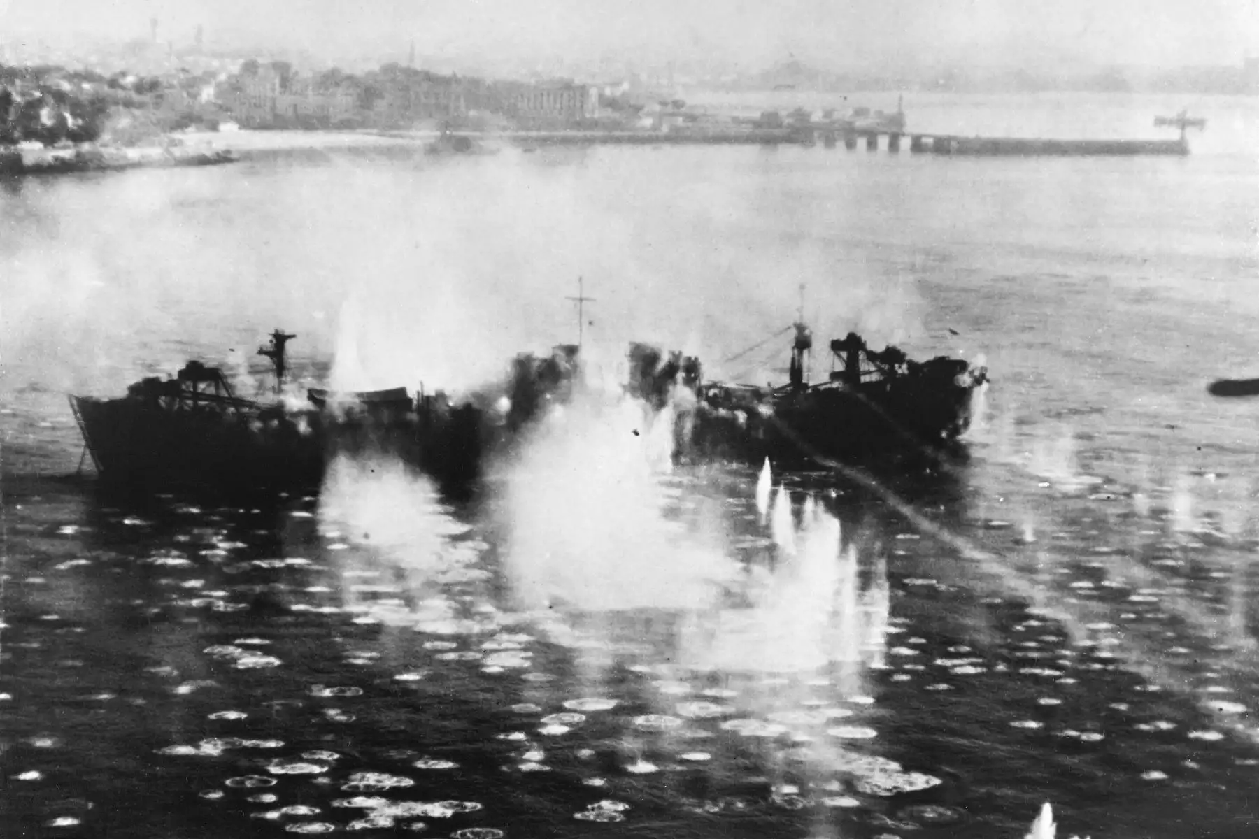 Imagen tomada en junio de 1944 en Normandía que muestra aviones militares de las fuerzas aliadas bombardeando barcos enemigos para preparar el aterrizaje de las tropas aliadas con el objetivo de luchar contra la Wehrmacht alemana como parte de la Segunda Guerra Mundial. 
Foto:AFP