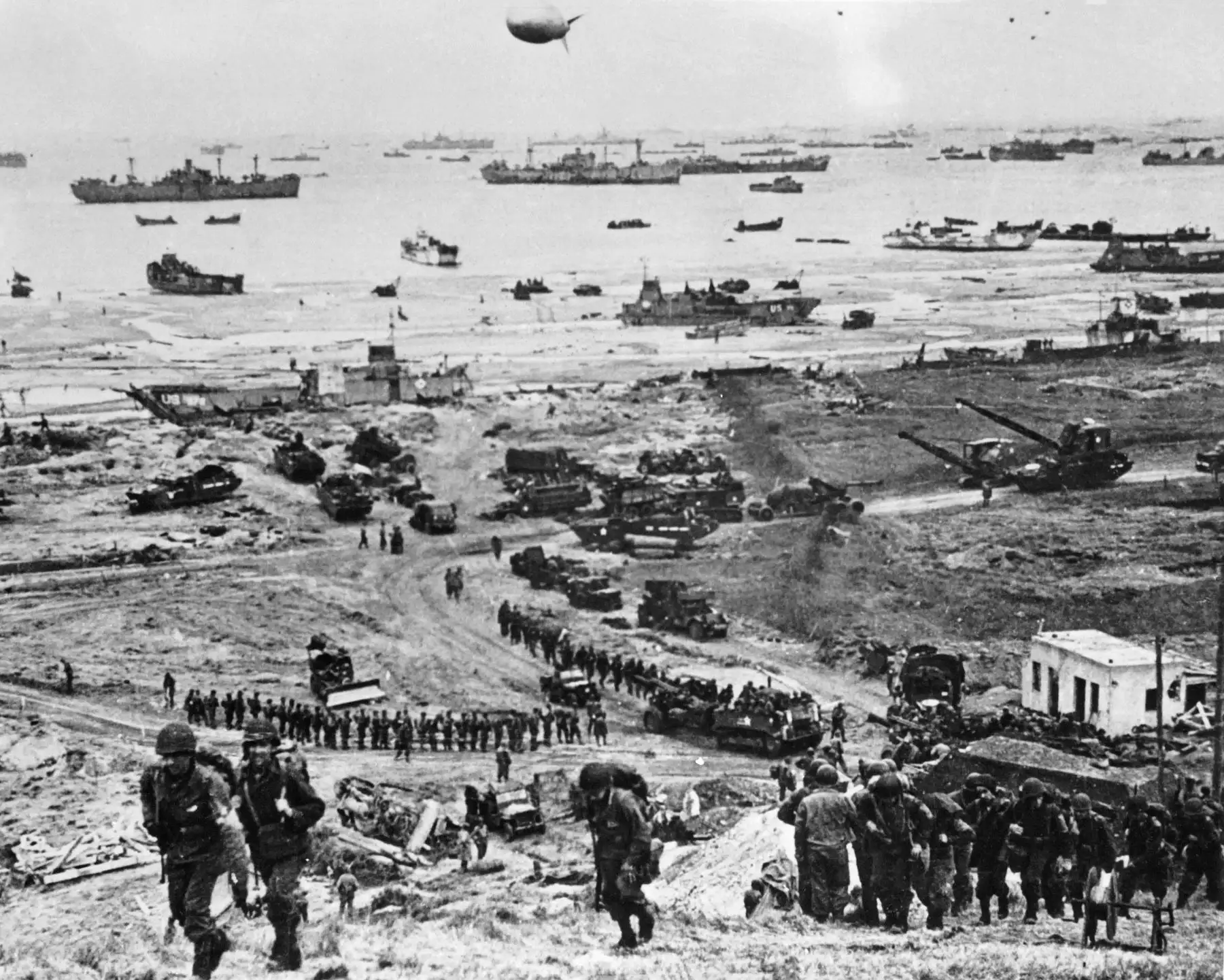 Imagen tomada el 6 de junio de 1944 en Normandía, que muestra a los soldados de las fuerzas aliadas involucrados en la operación de desembarco destinada a combatir a la Wehrmacht alemana como parte de la Segunda Guerra Mundial. 
Foto:AFP