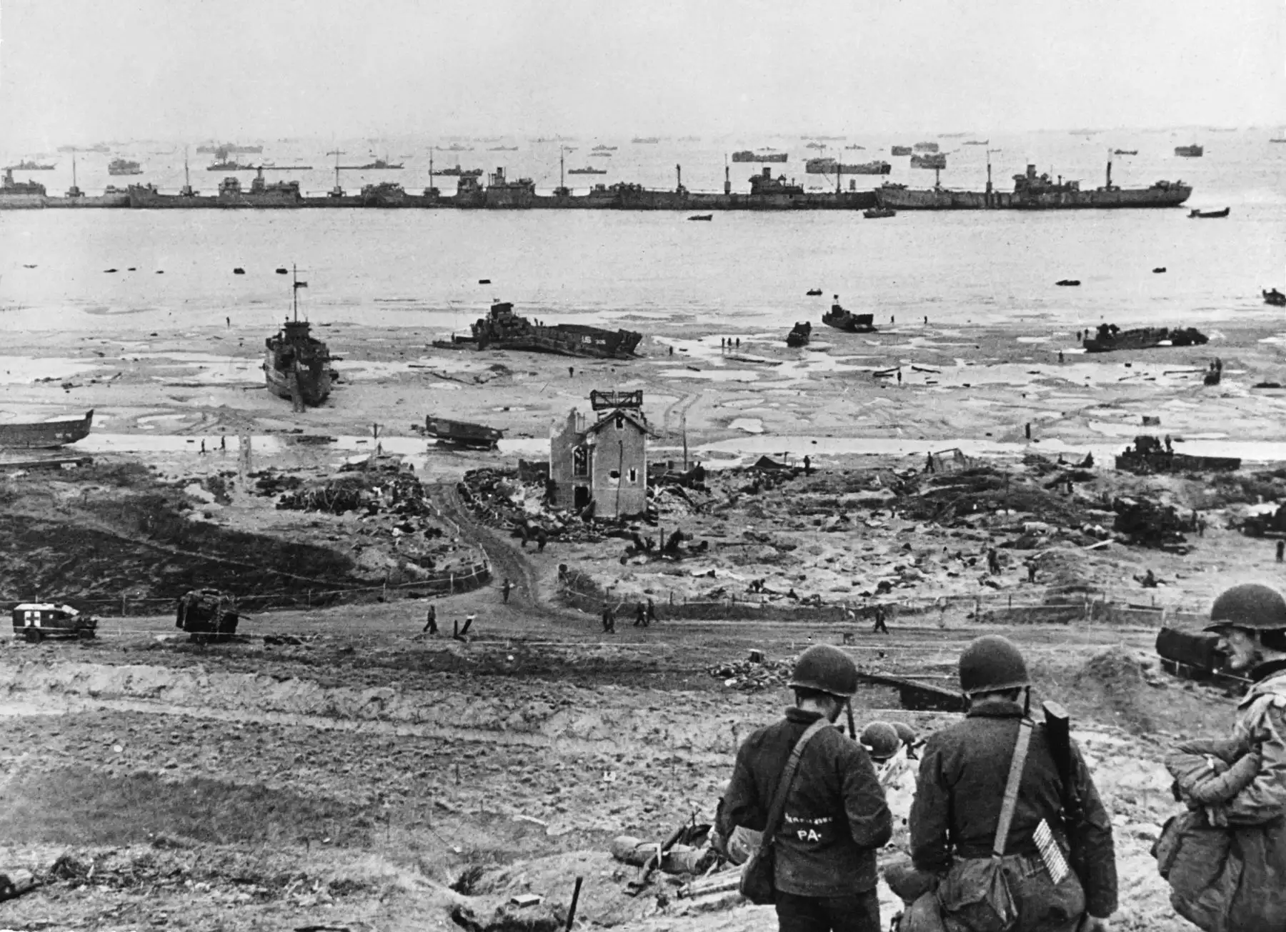 Imagen tomada en junio de 1944 en Normandía que muestra el aterrizaje de las tropas aliadas con el objetivo de luchar contra la Wehrmacht alemana como parte de la Segunda Guerra Mundial. 
Foto:AFP