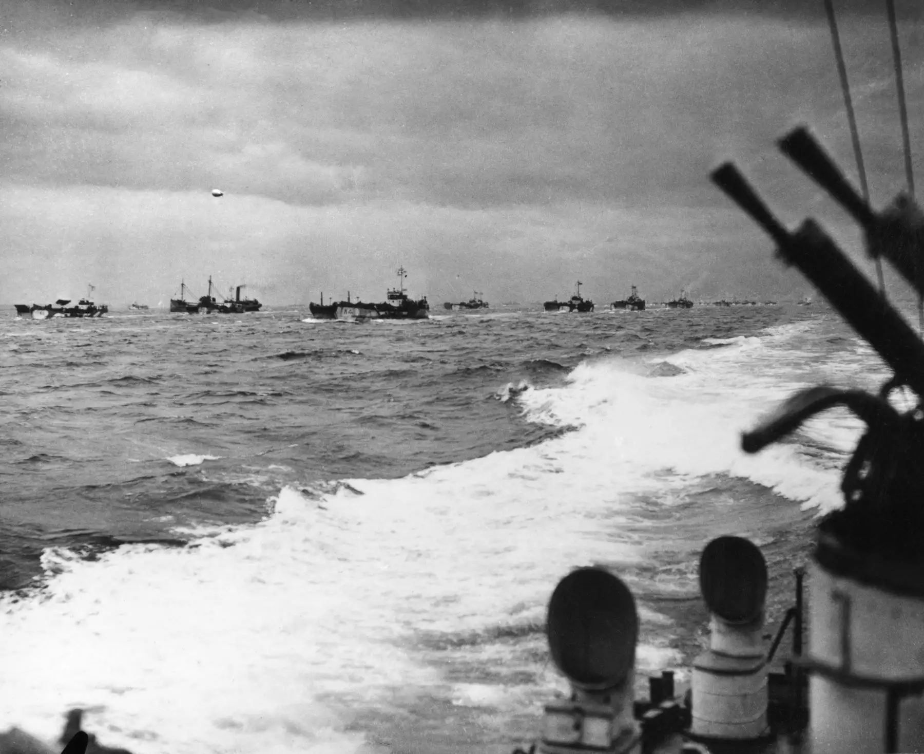 Imagen tomada en junio de 1944 en Normandía, en la que se muestran los barcos de las fuerzas aliadas que participan en la operación de aterrizaje para luchar contra la Wehrmacht alemana como parte de la Segunda Guerra Mundial. 
Foto:AFP