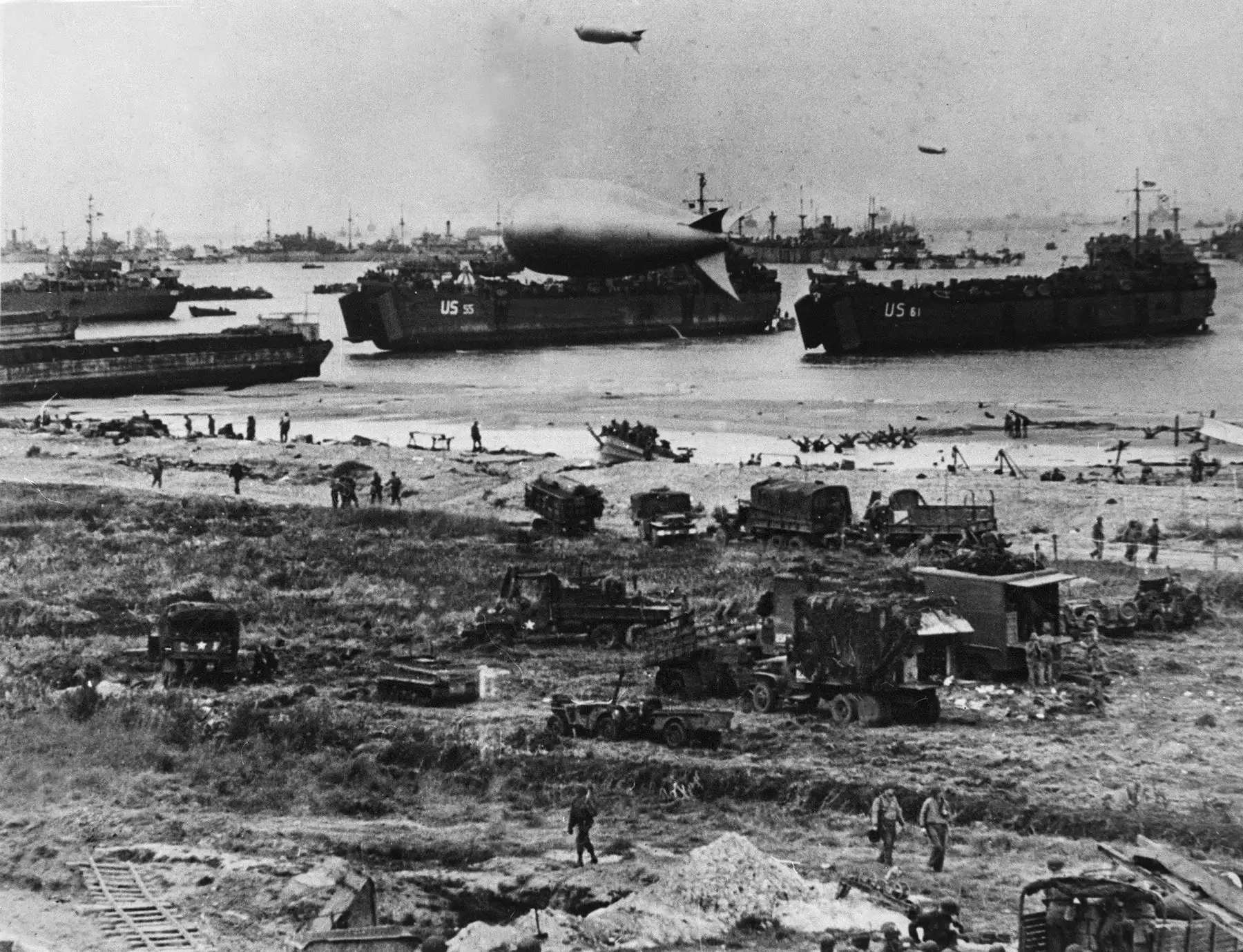 Las tropas estadounidenses desembarcan de las embarcaciones de desembarco durante el Día D del 6 de junio de 1944, después de que las fuerzas aliadas asaltaron las playas de Normandía. El día D, 6 de junio de 1944, sigue siendo una de las batallas más desgarradoras y consecuentes del mundo, ya que el desembarco aliado en Normandía condujo a la liberación de Francia, que marcó el punto de inflexión en el teatro occidental de la Segunda Guerra Mundial. Foto:AFP