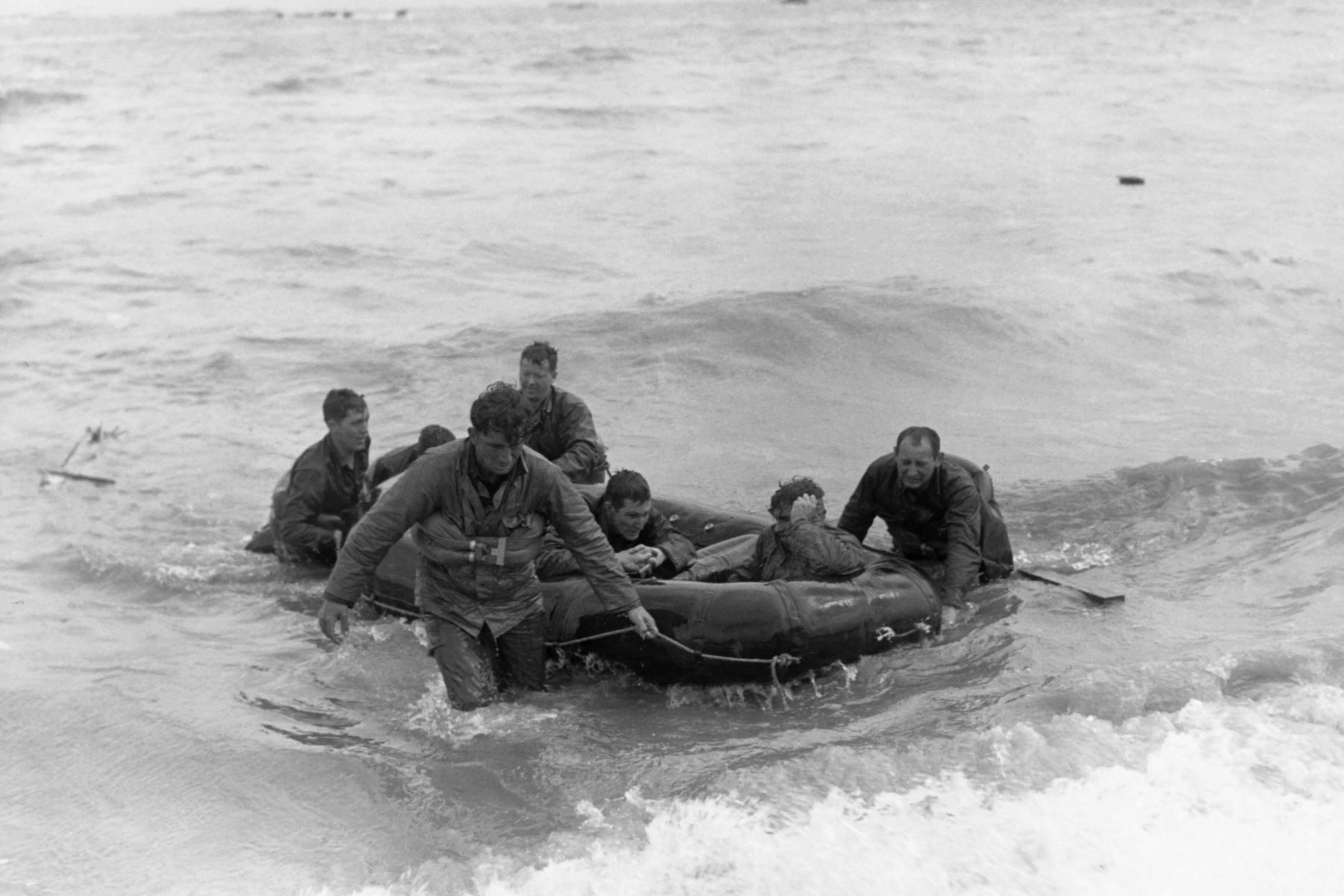 Los sobrevivientes de un LCVP hundido (lanchas de aterrizaje, vehículos, personal, también conocido como bote Higgins) llegan a tierra en una balsa salvavidas de goma en la playa de Omaha el 6 de junio de 1944 durante el aterrizaje en Normandía, Francia. 
Foto:AFP