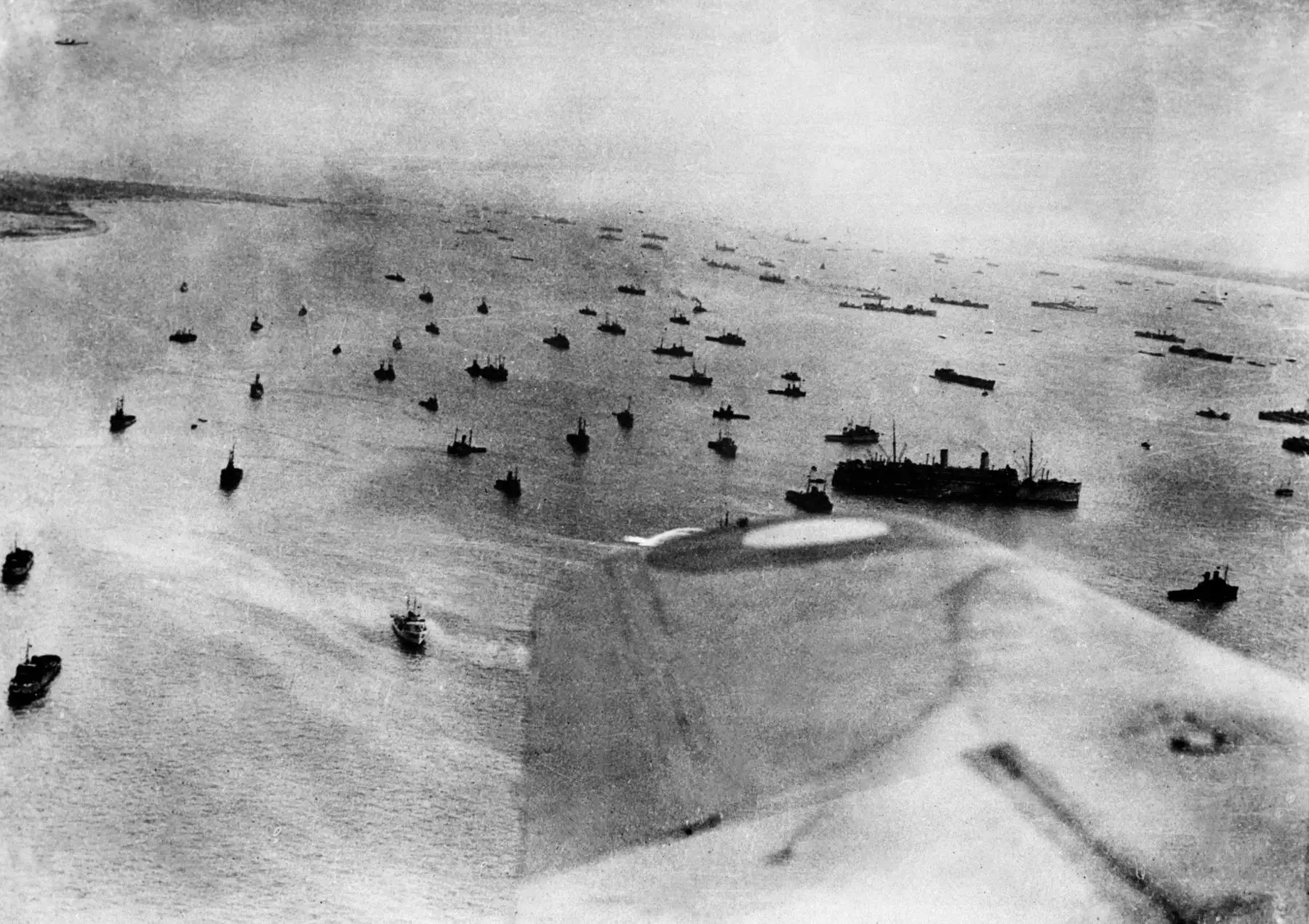 Vista aérea tomada el 6 de junio de 1944 de las fuerzas navales aliadas comprometidas en la operación de aterrizaje del Señor Supremo, mientras que las fuerzas aliadas asaltan las playas de Normandía en el Día D. El día D, 6 de junio de 1944, sigue siendo una de las batallas más desgarradoras y consecuentes del mundo, ya que el desembarco aliado en Normandía condujo a la liberación de Francia, que marcó el punto de inflexión en el teatro occidental de la Segunda Guerra Mundial. 
Foto:AFP
