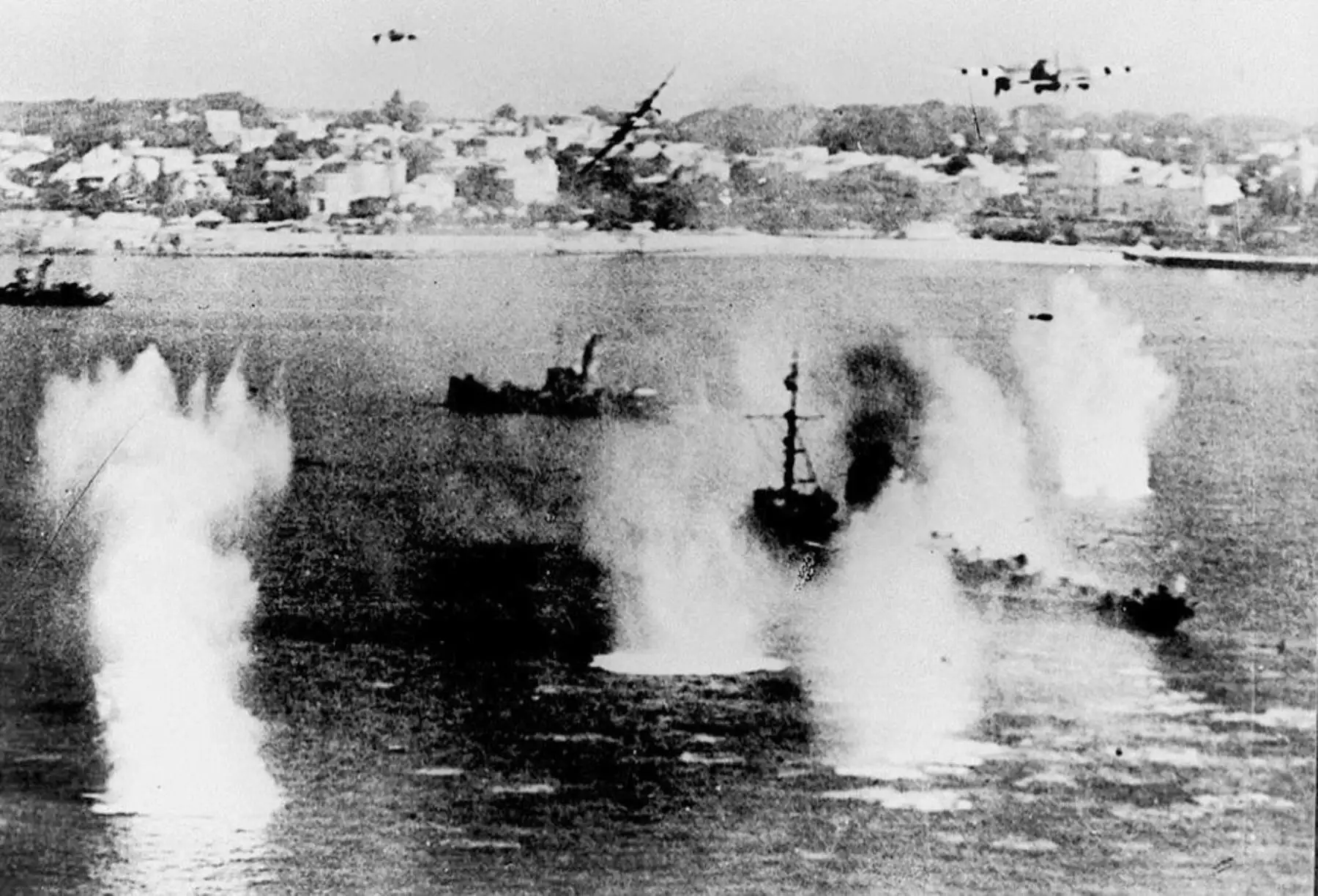 Los barcos aliados son atacados por combatientes alemanes el 6 de junio de 1944 cuando el asalto masivo de la Segunda Guerra Mundial comienza a desembarcar hombres y suministros en la costa del norte de Francia. 
Foto:AFP