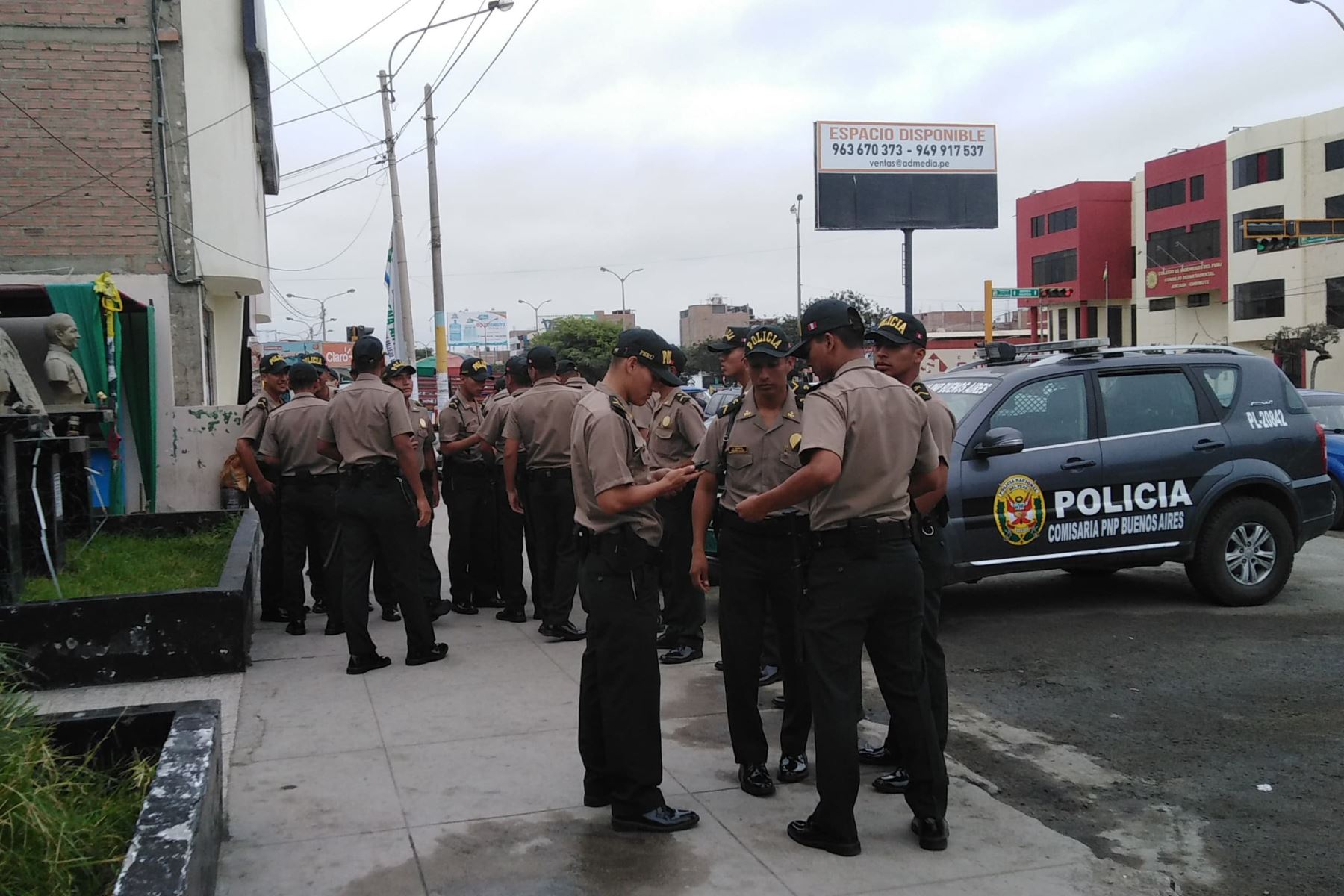 Policías recién egresados fueron distribuidos en puntos estratégicos del distrito de Nuevo Chimbote (ÁNcash) para reforzar el patrullaje. Foto: ANDINA/Gonzalo Horna