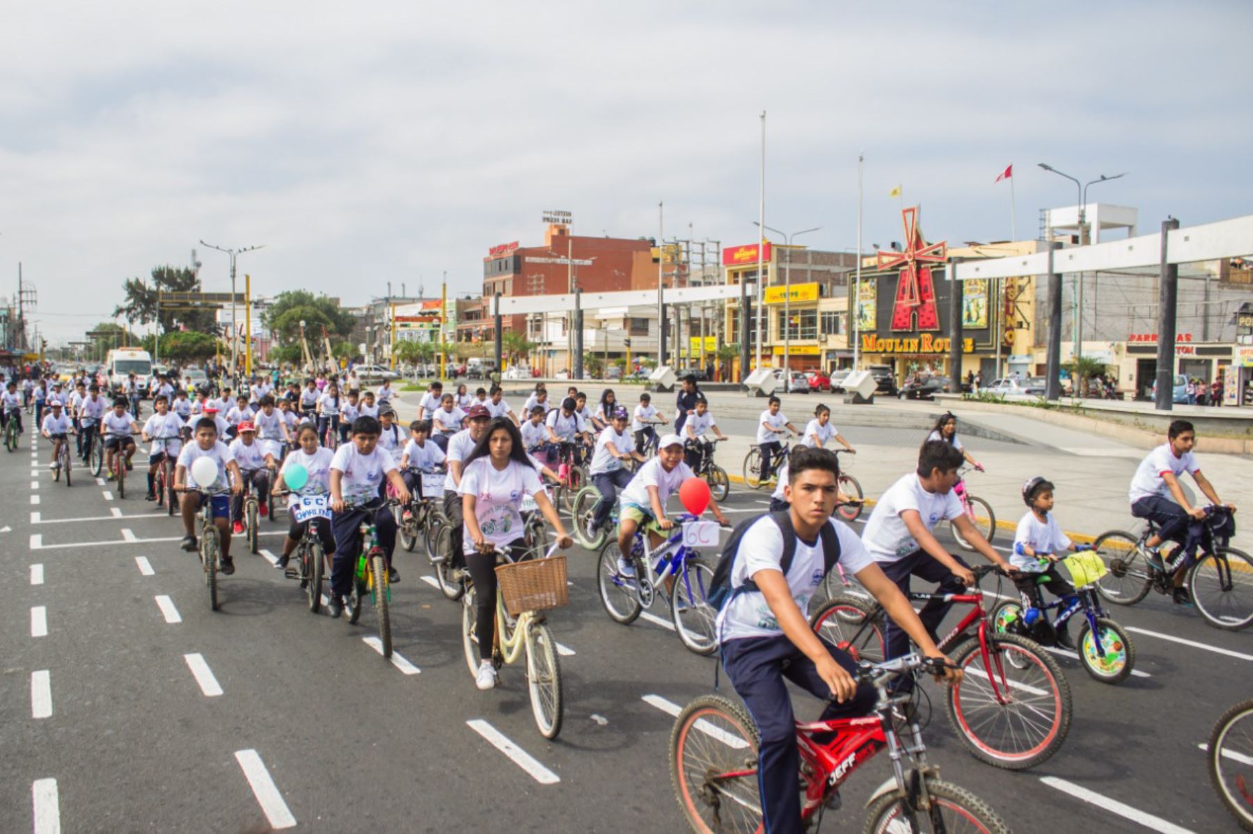 Más de 200 escolares de Chimbote participaron en la bicicleteada "Usa combustible limpio”, con el fin de promover la movilidad sostenible y el estilo de vida saludable en su comunidad. Foto: ANDINA/Gonzalo Horna