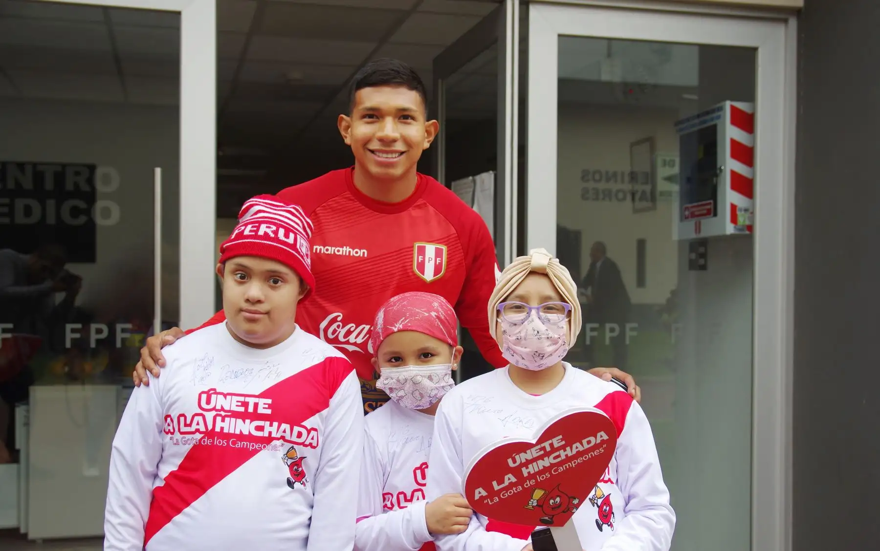 Pacientes símbolo de la campaña “La Gota de los Campeones” cumplieron su sueño de conocer a los jugadores de la selección peruana y les pidieron su apoyo para conseguir donantes.Foto:ANDINA/INSN