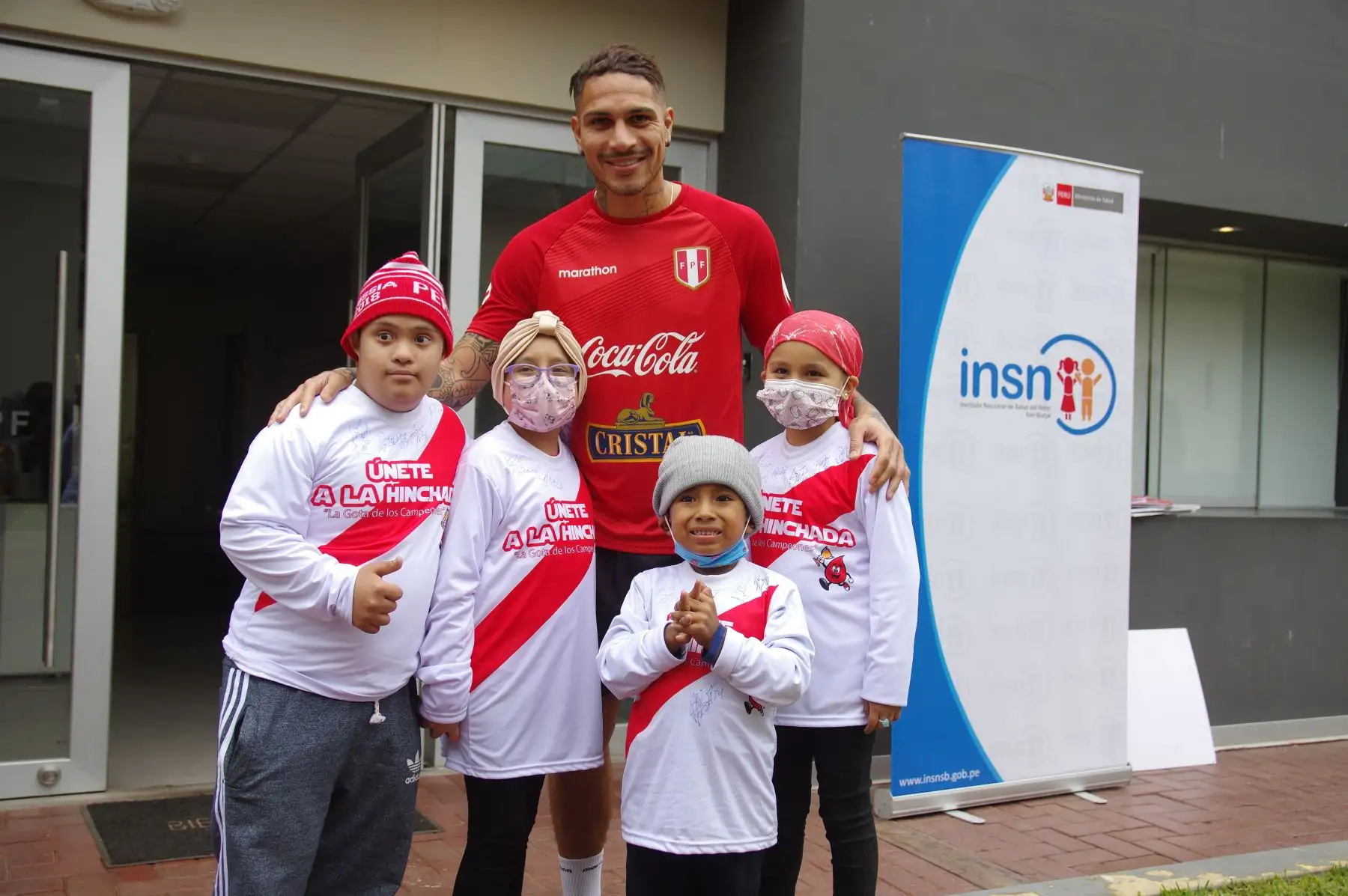 Pacientes símbolo de la campaña “La Gota de los Campeones” cumplieron su sueño de conocer a los jugadores de la selección peruana y les pidieron su apoyo para conseguir donantes.Foto:ANDINA/INSN