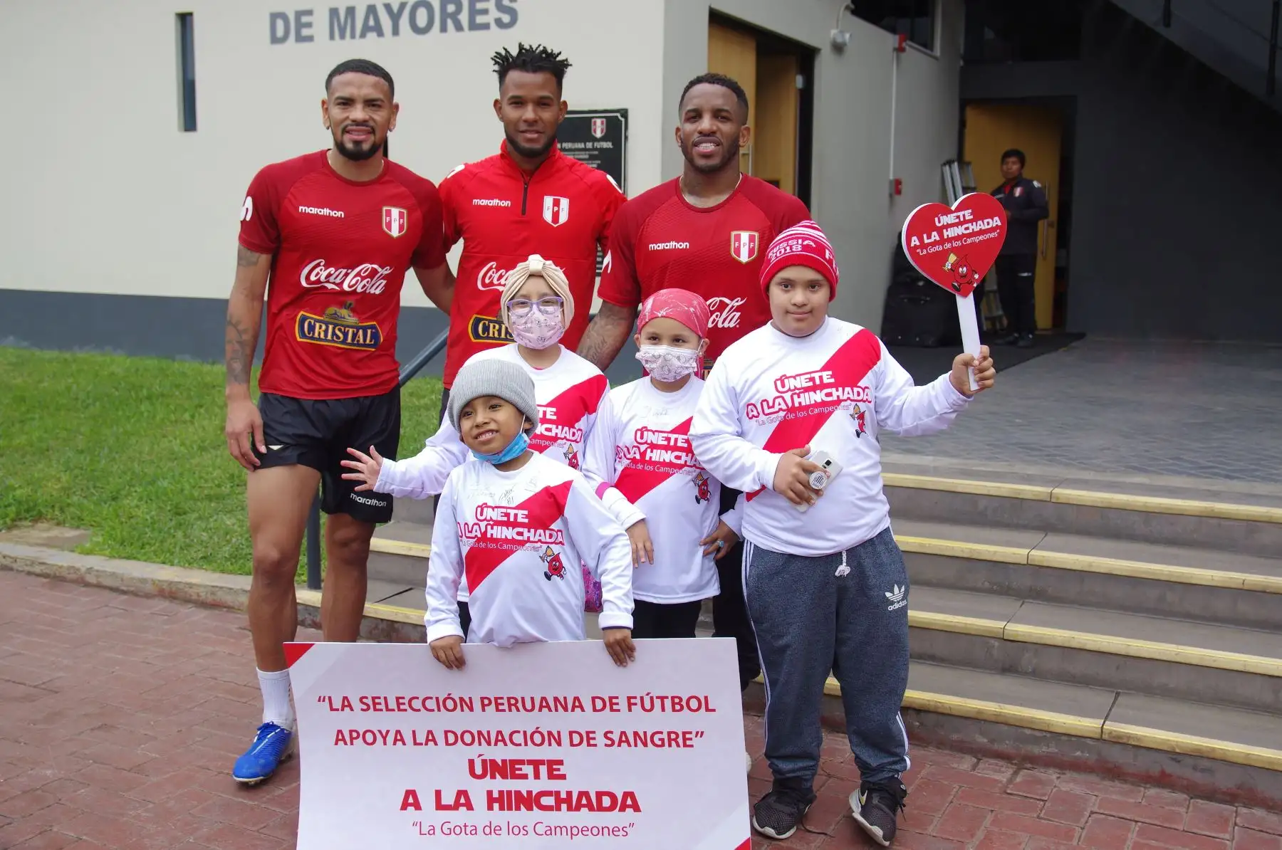 Pacientes símbolo de la campaña “La Gota de los Campeones” cumplieron su sueño de conocer a los jugadores de la selección peruana y les pidieron su apoyo para conseguir donantes.Foto:ANDINA/INSN
