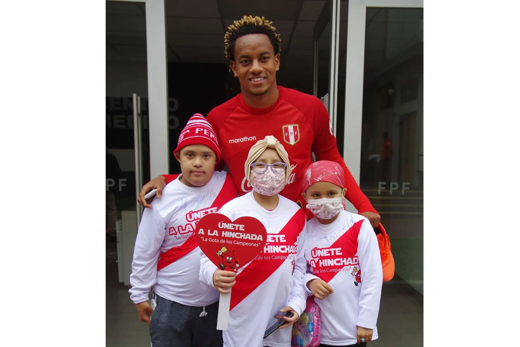 Pacientes símbolo de la campaña “La Gota de los Campeones” cumplieron su sueño de conocer a los jugadores de la selección peruana y les pidieron su apoyo para conseguir donantes.Foto:ANDINA/INSN