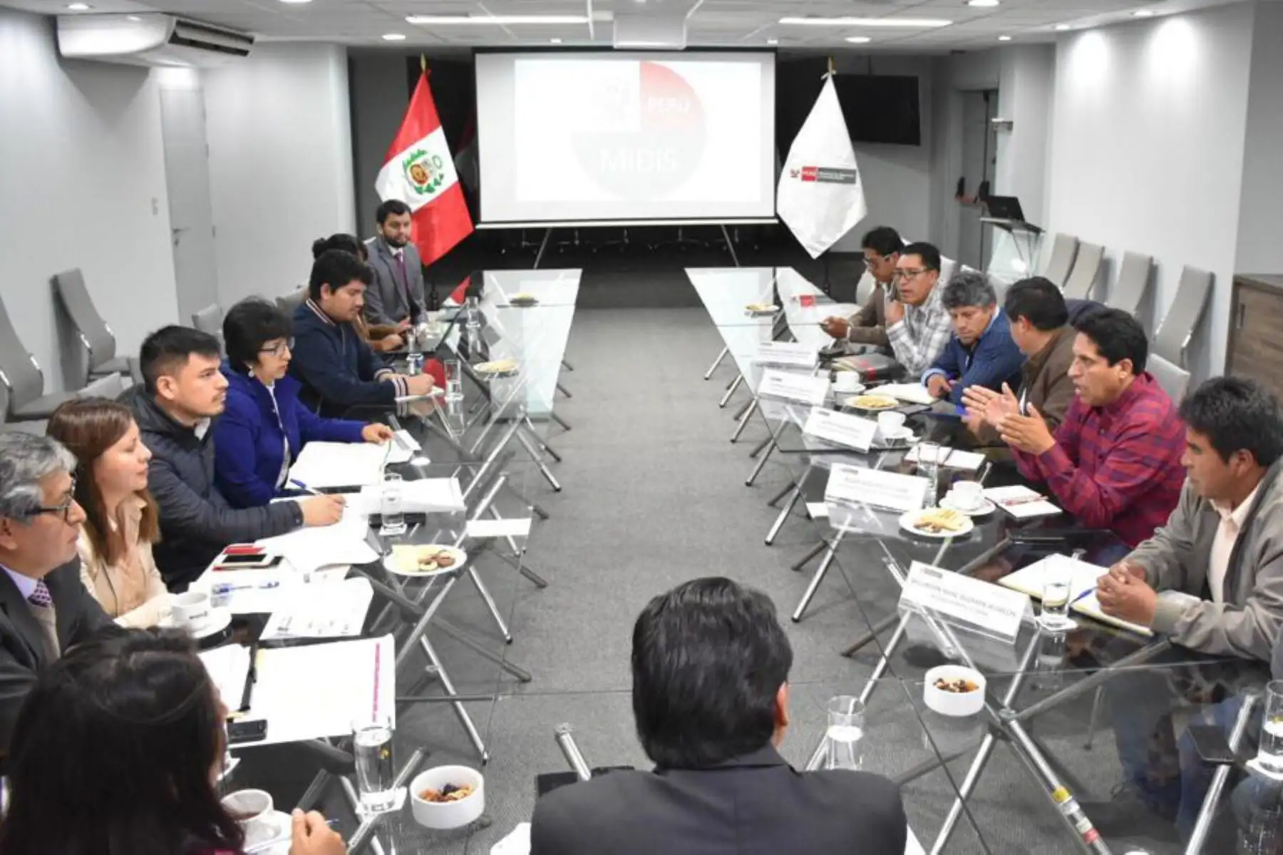 Funcionarios de varios sectores y de la PCM participaron esta semana en reuniones en Lima con los alcaldes de Cotabambas (Apurímac).