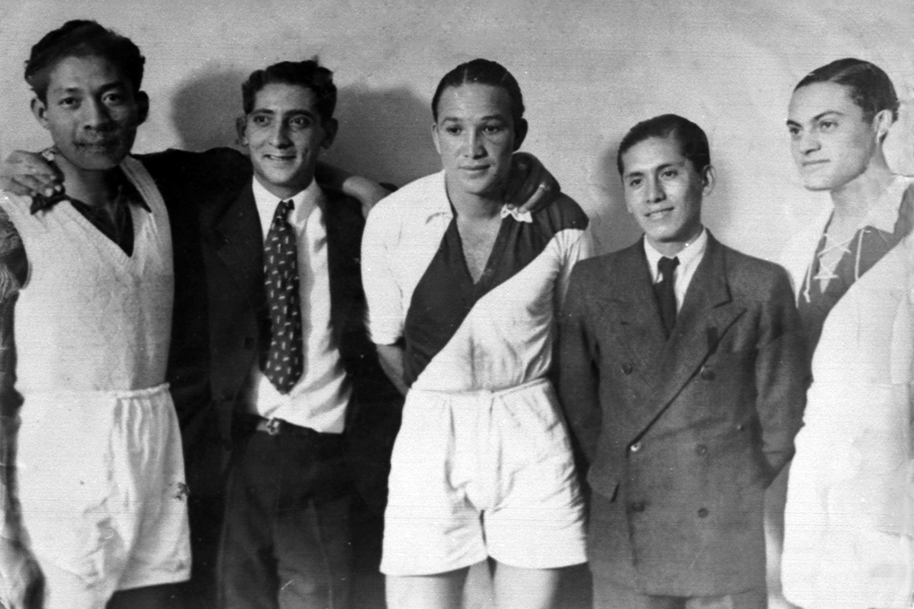 Lima - 1939 / Juan Honores, Arturo Fernández y Carlos Tovar, integrantes de la selección peruana  que logró por primera vez el título de campeón sudamericano de fútbol.