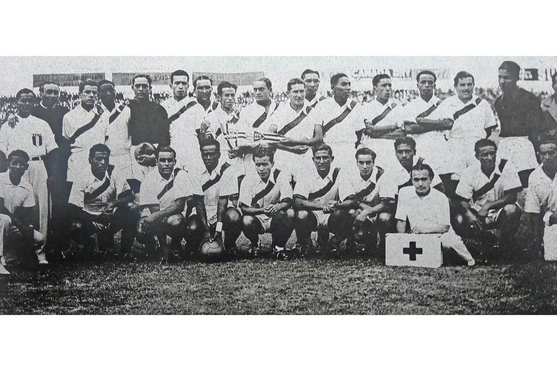 Lima - febrero 1939 / Selección peruana de fútbol que obtuvo el título de campeón sudamericano 1939. Figuran Juan Delgado, Chapell, Parró, Ibáñez, Valdivieso, León, Arturo Fernández, Castillo, Tovar, Paredes, Larios, Quispe, Pasache, Lobatón, Bielich y Honores. SENTADOS: Jorge Alcalde, Prisco Alcalde, Magallanes, Baldovino, Perales, Socarraz, Reyes y Teodoro "Lolo" Fernández.