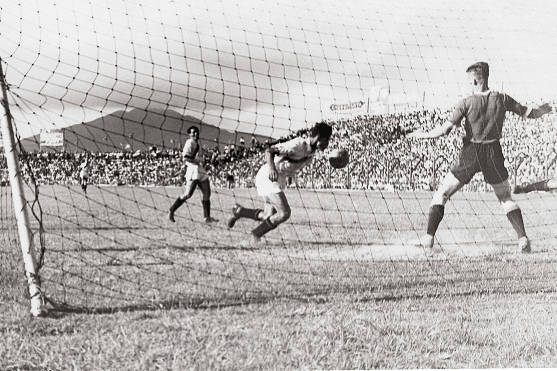 Lima - 1939 /  Jorge Alcalde marca el segundo gol peruano ante Uruguay por el campeonato sudamericano- Perú 1939.   AFP PHOTO / EL GRAFICO