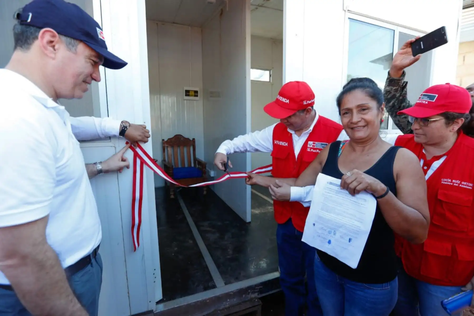 El primer ministro, Salvador del Solar, acompañado de las ministras del Ambiente, Lucía Ruiz; de Cultura, Ulla Holmquist, Producción, Rocio Barrios Alvarado y el ministro de Vivienda, Miguel Estrada, supervisa y hace entrega de módulos de vivienda a familias damnificadas del distrito de el Sauce, en la región San Martín, cuyo armado está a cargo del Ejercito del Perú. Foto: ANDINA/PCM