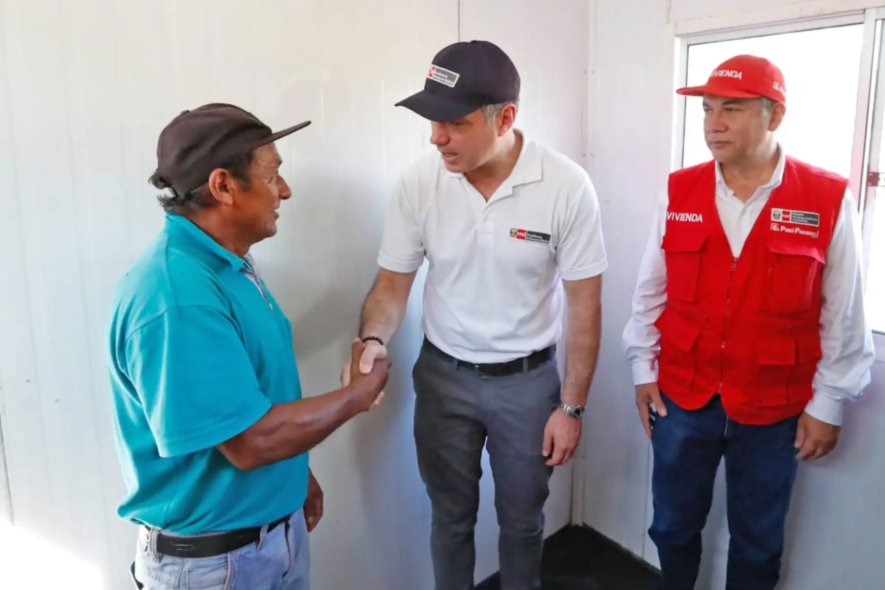 El primer ministro, Salvador del Solar, acompañado de las ministras del Ambiente, Lucía Ruiz; de Cultura, Ulla Holmquist, Producción, Rocio Barrios Alvarado y el ministro de Vivienda, Miguel Estrada, supervisa y hace entrega de módulos de vivienda a familias damnificadas del distrito de el Sauce, en la región San Martín, cuyo armado está a cargo del Ejercito del Perú. Foto: ANDINA/PCM