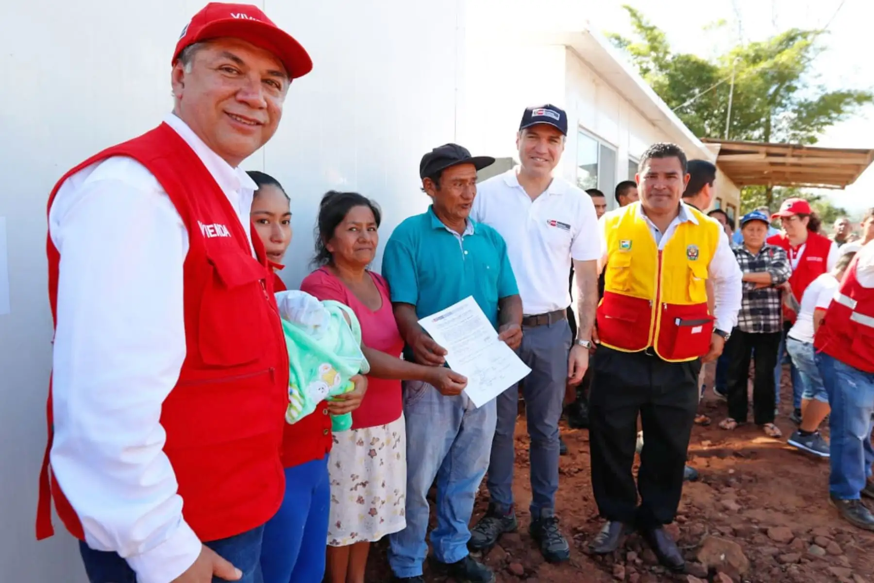 El primer ministro, Salvador del Solar, acompañado de las ministras del Ambiente, Lucía Ruiz; de Cultura, Ulla Holmquist, Producción, Rocio Barrios Alvarado y el ministro de Vivienda, Miguel Estrada, supervisa y hace entrega de módulos de vivienda a familias damnificadas del distrito de el Sauce, en la región San Martín, cuyo armado está a cargo del Ejercito del Perú. Foto: ANDINA/PCM