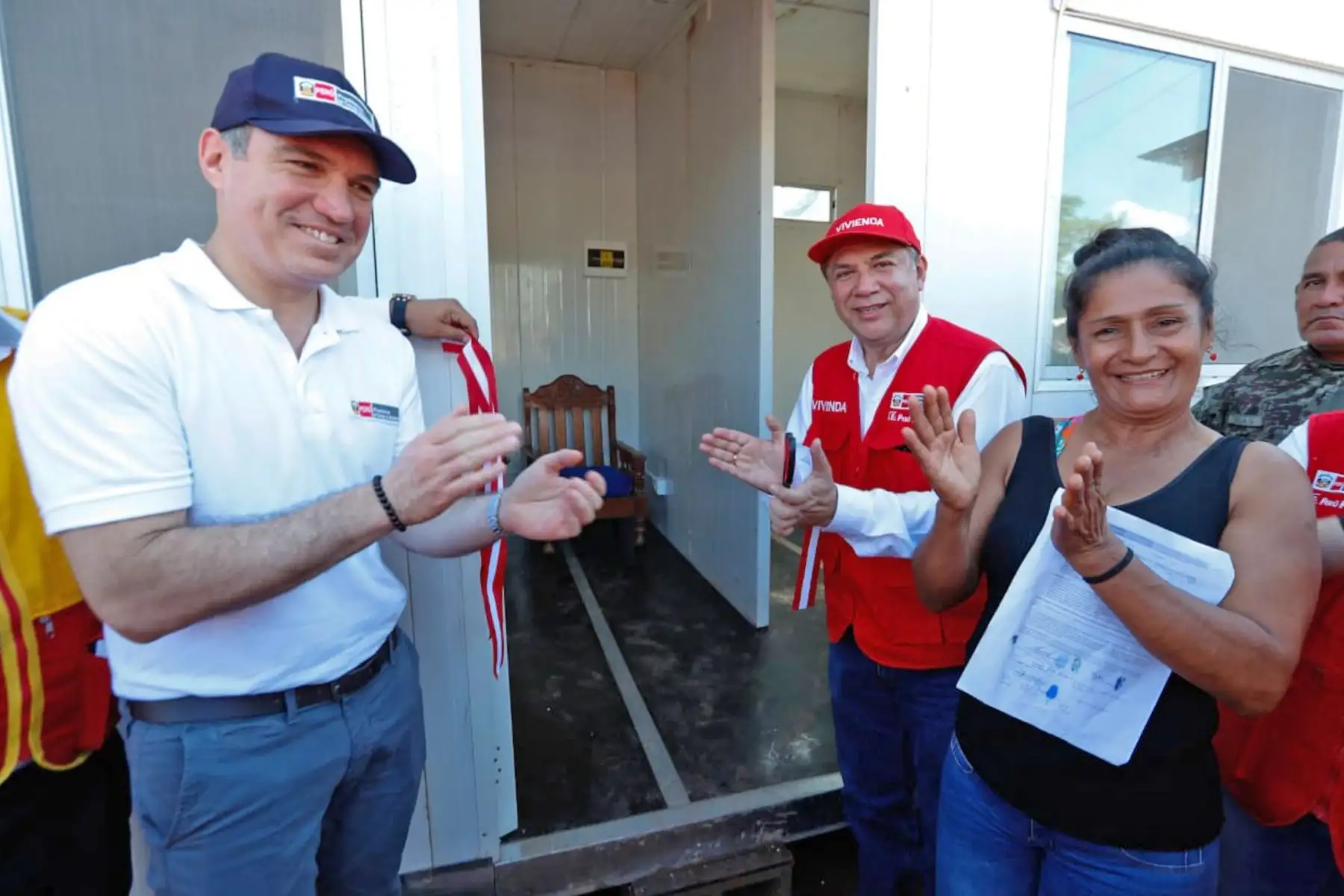 El primer ministro, Salvador del Solar, acompañado de las ministras del Ambiente, Lucía Ruiz; de Cultura, Ulla Holmquist, Producción, Rocio Barrios Alvarado y el ministro de Vivienda, Miguel Estrada, supervisa y hace entrega de módulos de vivienda a familias damnificadas del distrito de el Sauce, en la región San Martín, cuyo armado está a cargo del Ejercito del Perú. Foto: ANDINA/PCM
