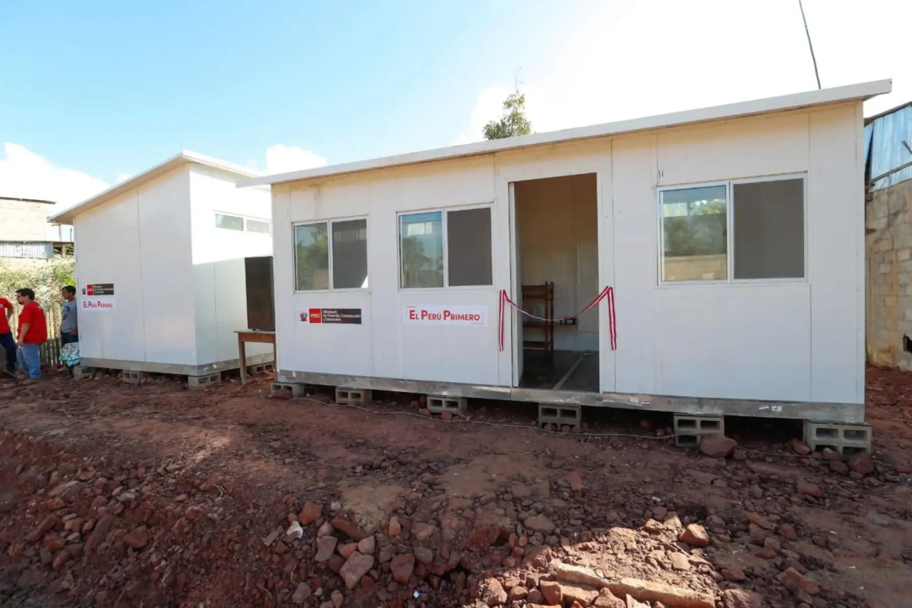 El primer ministro, Salvador del Solar, acompañado de las ministras del Ambiente, Lucía Ruiz; de Cultura, Ulla Holmquist, Producción, Rocio Barrios Alvarado y el ministro de Vivienda, Miguel Estrada, supervisa y hace entrega de módulos de vivienda a familias damnificadas del distrito de el Sauce, en la región San Martín, cuyo armado está a cargo del Ejercito del Perú. Foto: ANDINA/PCM