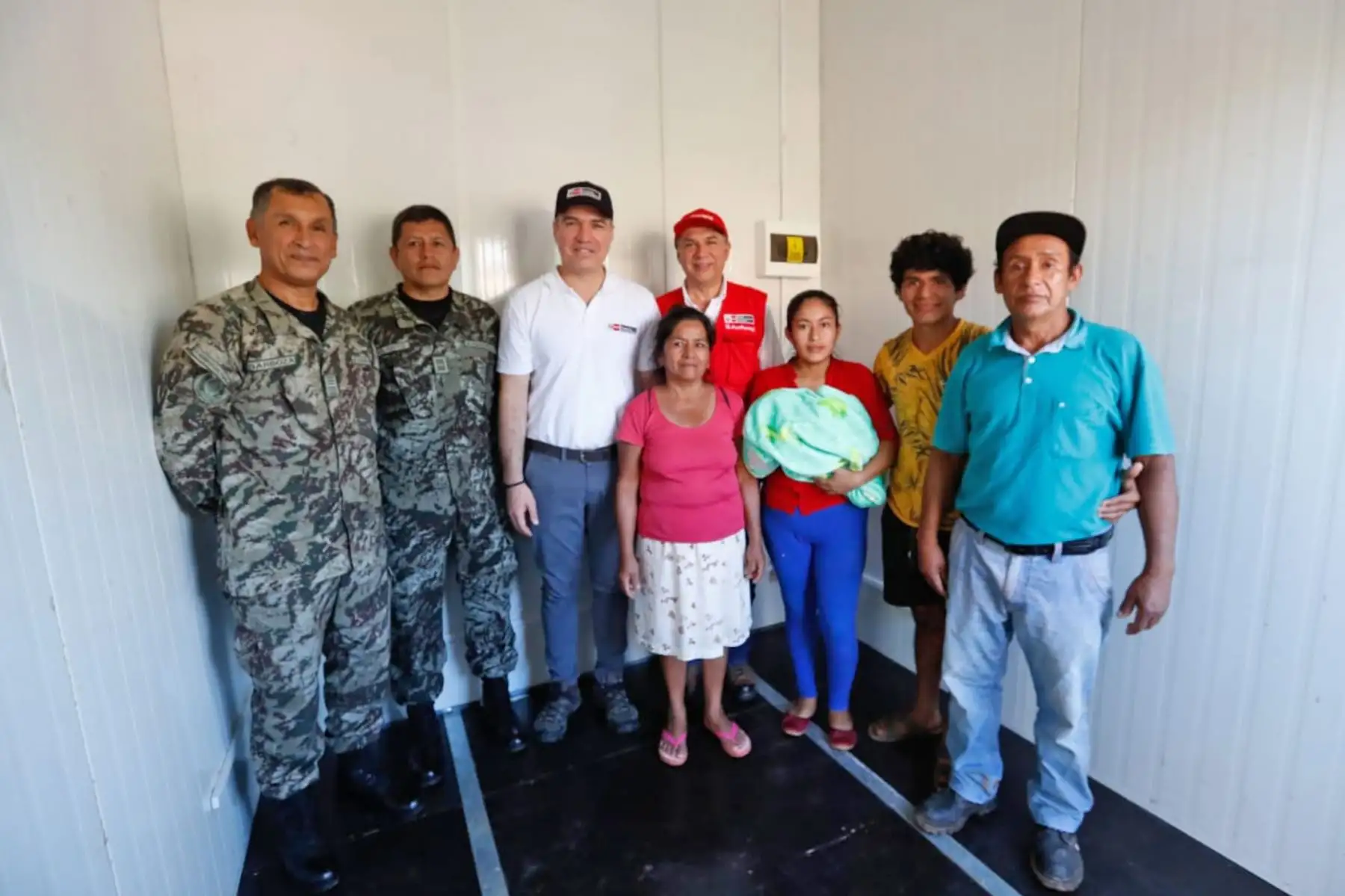 El primer ministro, Salvador del Solar, acompañado de las ministras del Ambiente, Lucía Ruiz; de Cultura, Ulla Holmquist, Producción, Rocio Barrios Alvarado y el ministro de Vivienda, Miguel Estrada, supervisa y hace entrega de módulos de vivienda a familias damnificadas del distrito de el Sauce, en la región San Martín, cuyo armado está a cargo del Ejercito del Perú. Foto: ANDINA/PCM